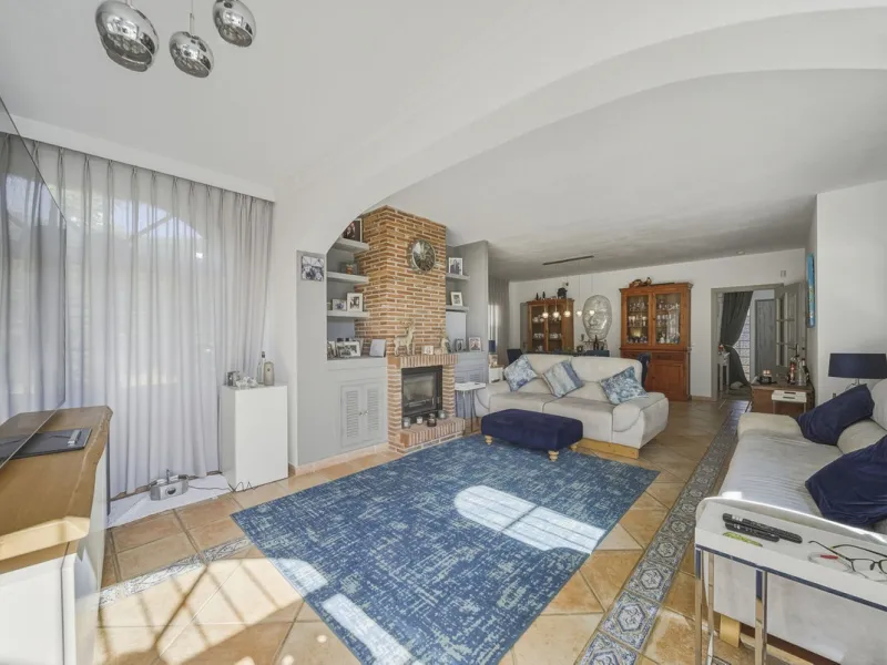 House - Detached Villa в продаже в Benalmadena, Málaga. В доме 3 спален и 2 ванных комнат. Площадь дома 142 м². Площадь участка 668 м²