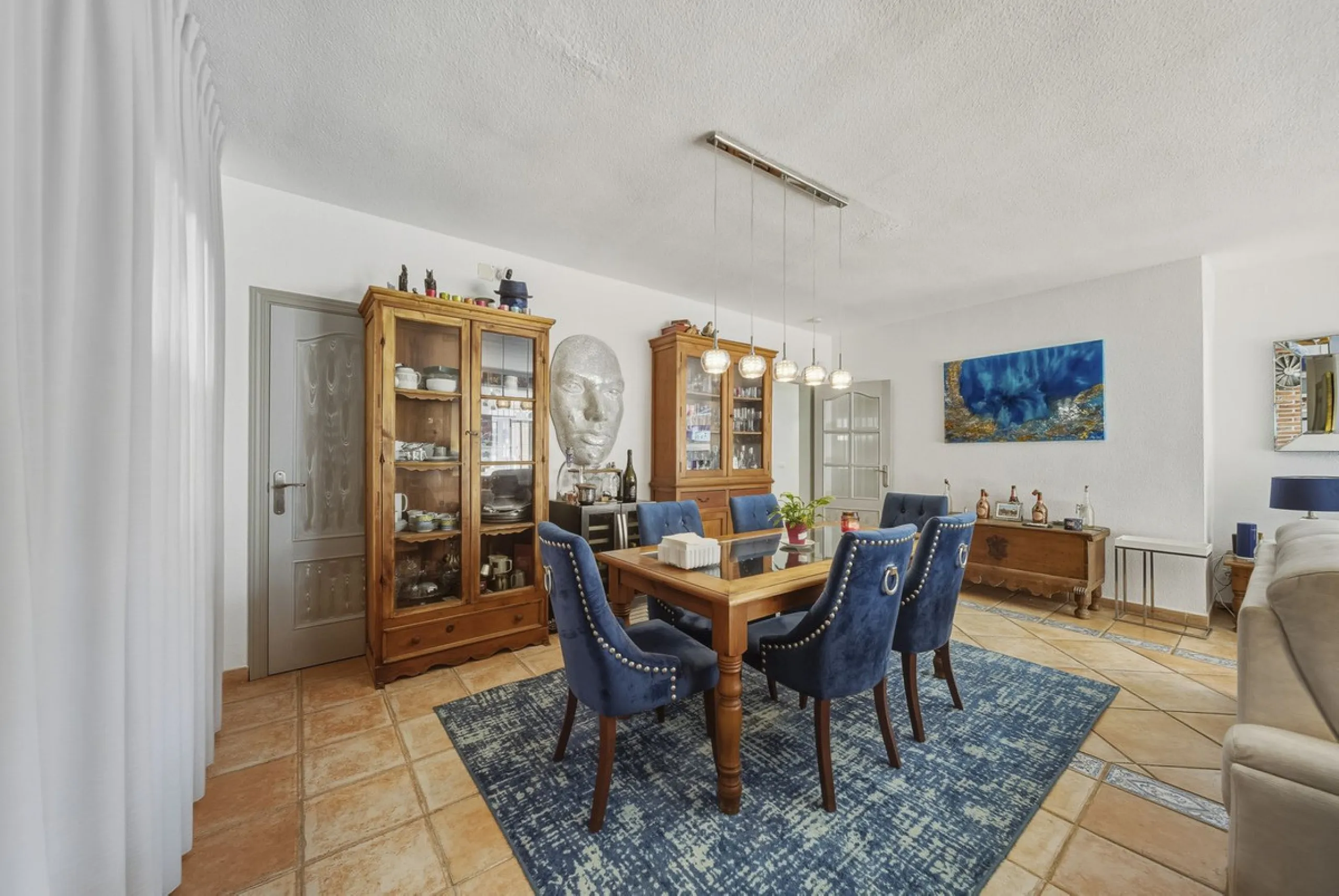 House - Detached Villa в продаже в Benalmadena, Málaga. В доме 3 спален и 2 ванных комнат. Площадь дома 142 м². Площадь участка 668 м²