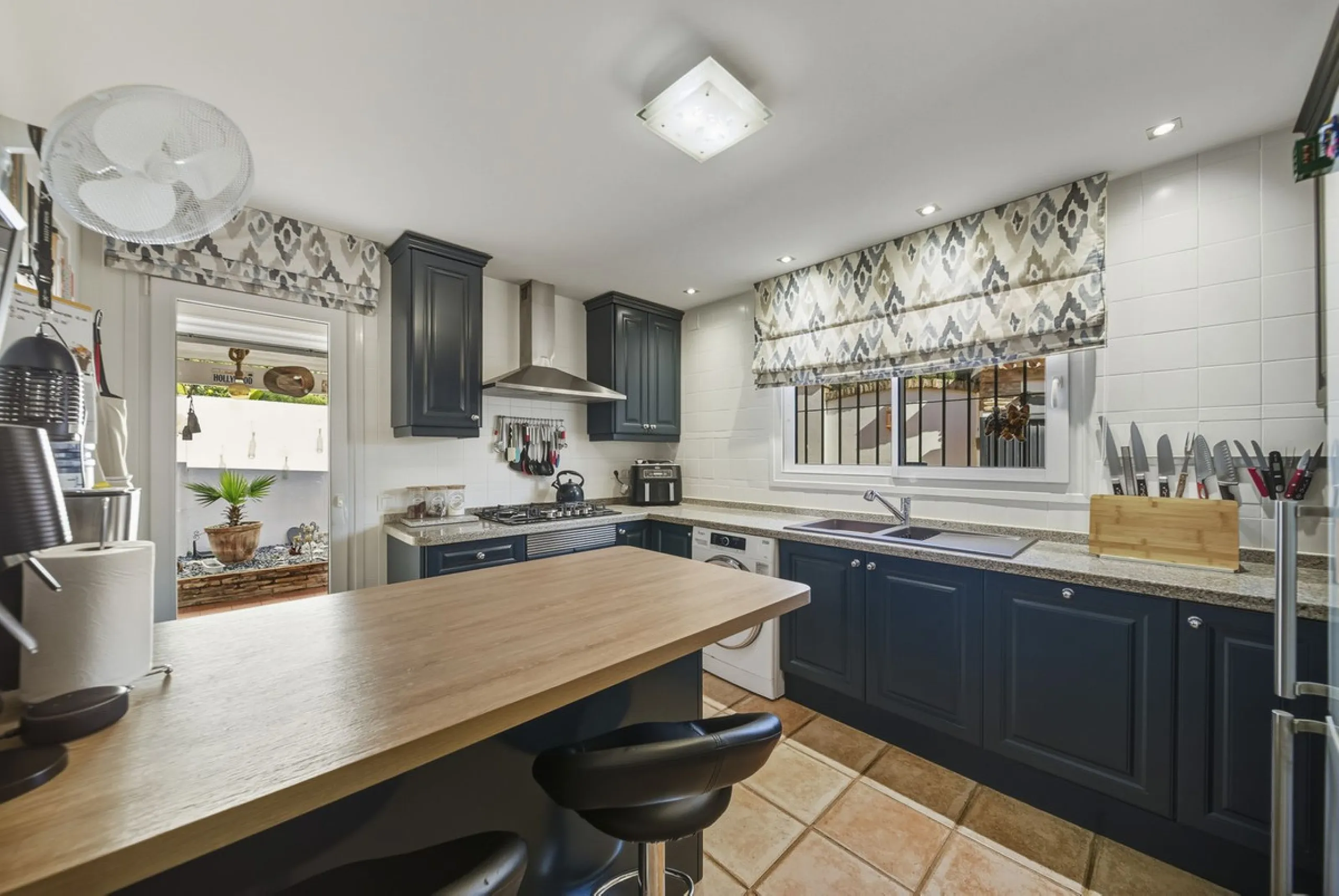 House - Detached Villa в продаже в Benalmadena, Málaga. В доме 3 спален и 2 ванных комнат. Площадь дома 142 м². Площадь участка 668 м²