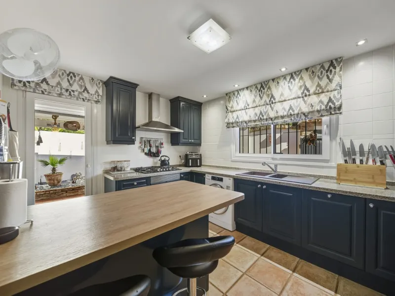 House - Detached Villa в продаже в Benalmadena, Málaga. В доме 3 спален и 2 ванных комнат. Площадь дома 142 м². Площадь участка 668 м²
