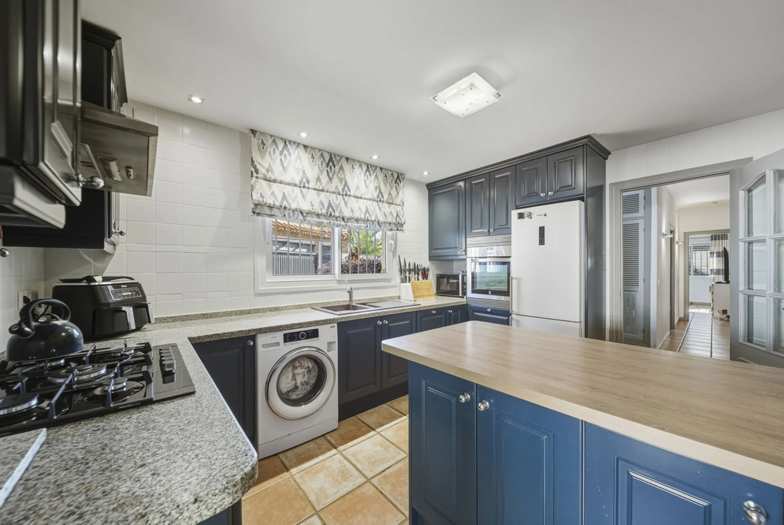 House - Detached Villa в продаже в Benalmadena, Málaga. В доме 3 спален и 2 ванных комнат. Площадь дома 142 м². Площадь участка 668 м²