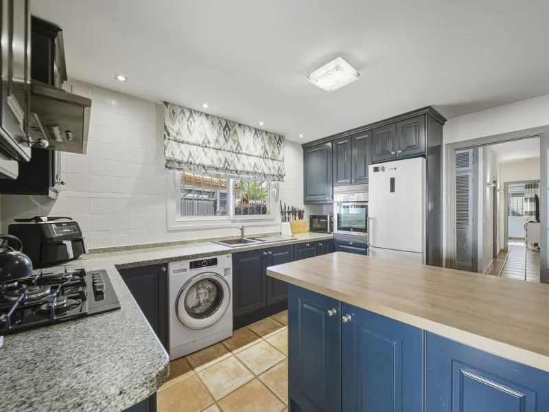 House - Detached Villa в продаже в Benalmadena, Málaga. В доме 3 спален и 2 ванных комнат. Площадь дома 142 м². Площадь участка 668 м²