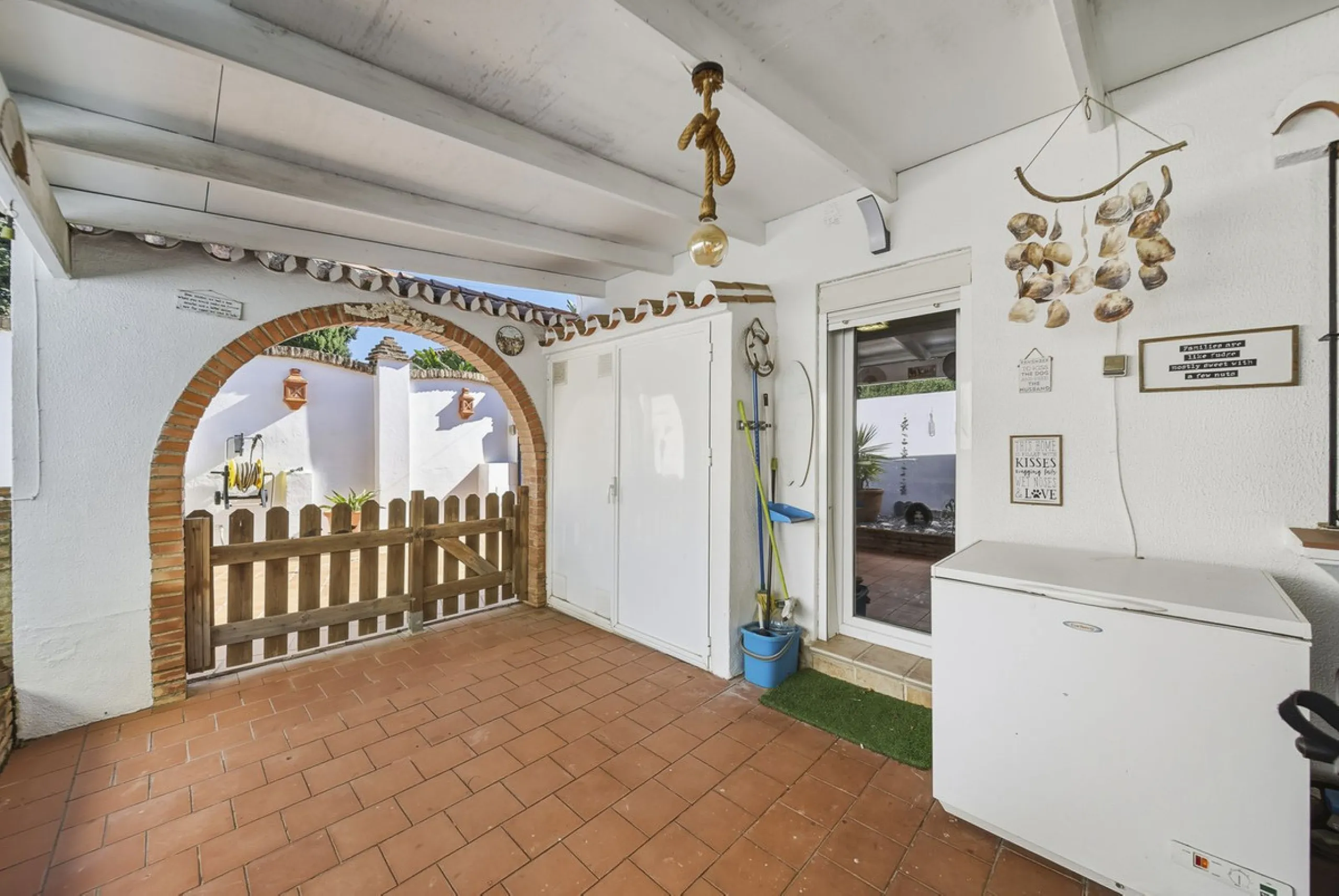 House - Detached Villa в продаже в Benalmadena, Málaga. В доме 3 спален и 2 ванных комнат. Площадь дома 142 м². Площадь участка 668 м²
