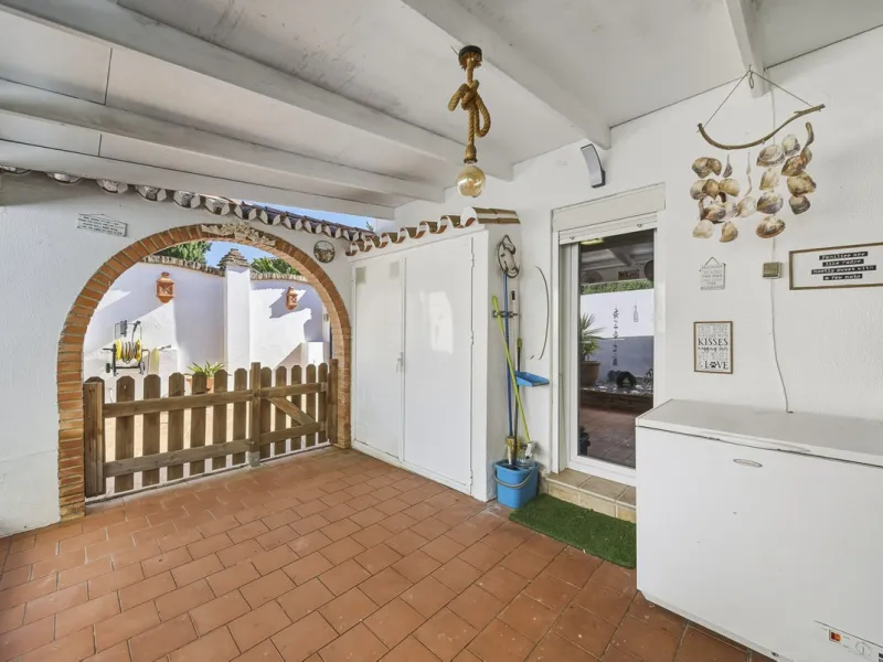 House - Detached Villa в продаже в Benalmadena, Málaga. В доме 3 спален и 2 ванных комнат. Площадь дома 142 м². Площадь участка 668 м²