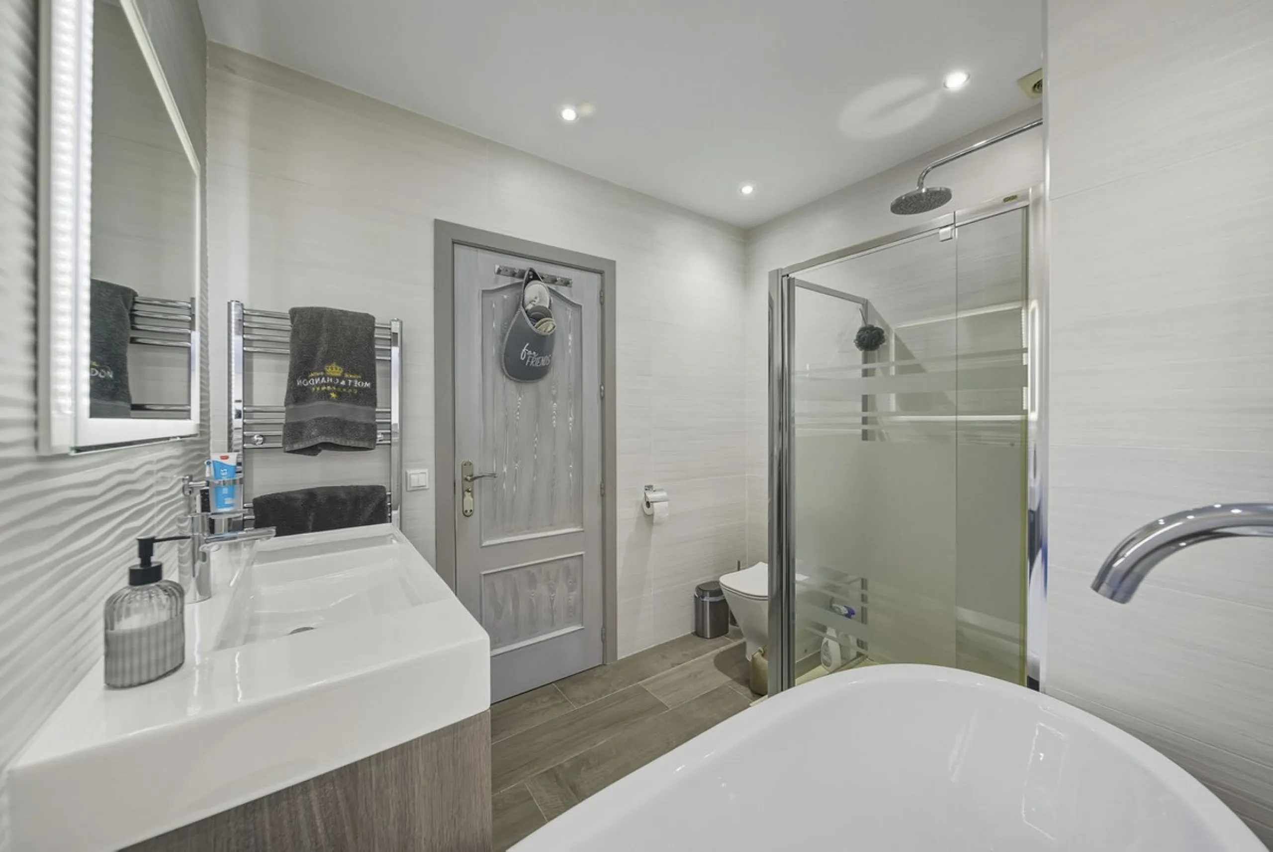 House - Detached Villa в продаже в Benalmadena, Málaga. В доме 3 спален и 2 ванных комнат. Площадь дома 142 м². Площадь участка 668 м²