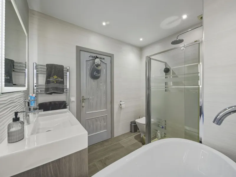 House - Detached Villa в продаже в Benalmadena, Málaga. В доме 3 спален и 2 ванных комнат. Площадь дома 142 м². Площадь участка 668 м²