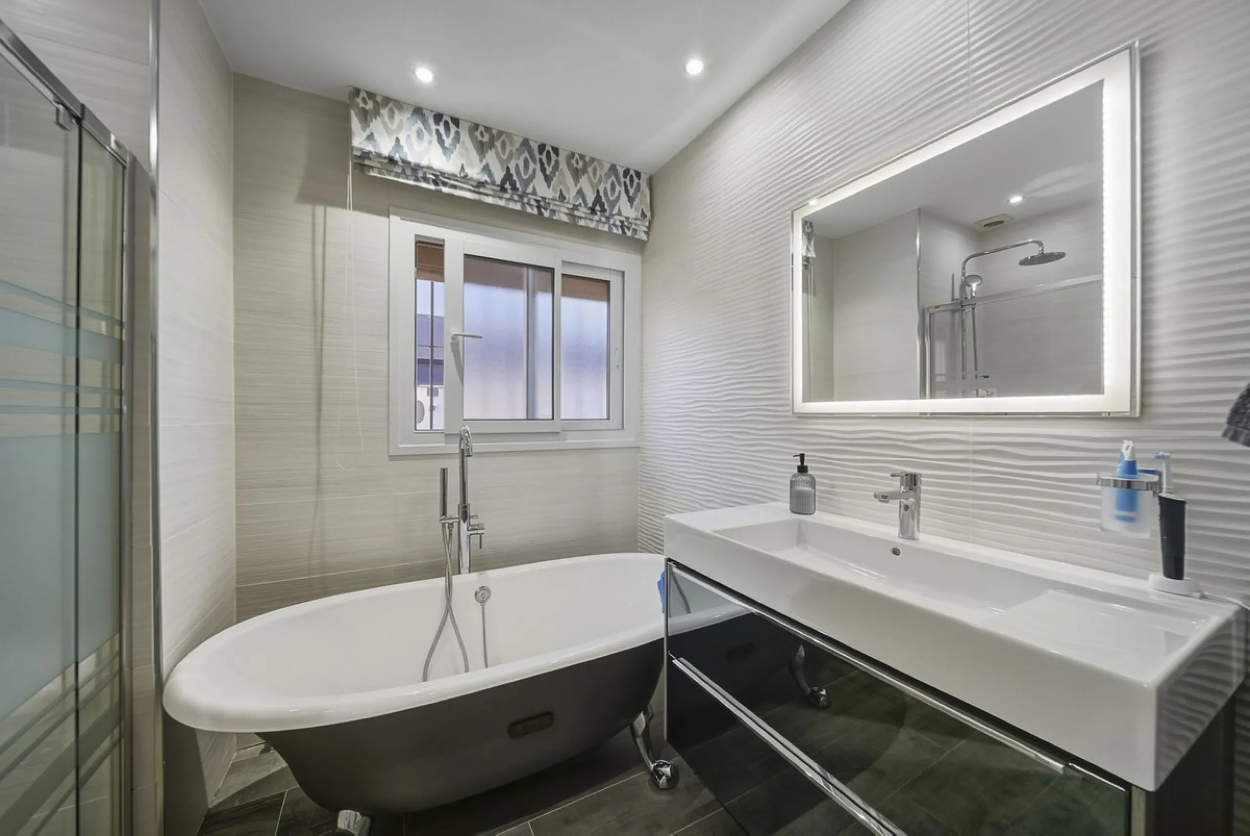 House - Detached Villa в продаже в Benalmadena, Málaga. В доме 3 спален и 2 ванных комнат. Площадь дома 142 м². Площадь участка 668 м²
