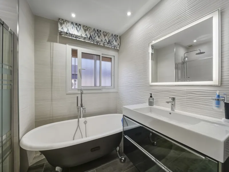 House - Detached Villa в продаже в Benalmadena, Málaga. В доме 3 спален и 2 ванных комнат. Площадь дома 142 м². Площадь участка 668 м²
