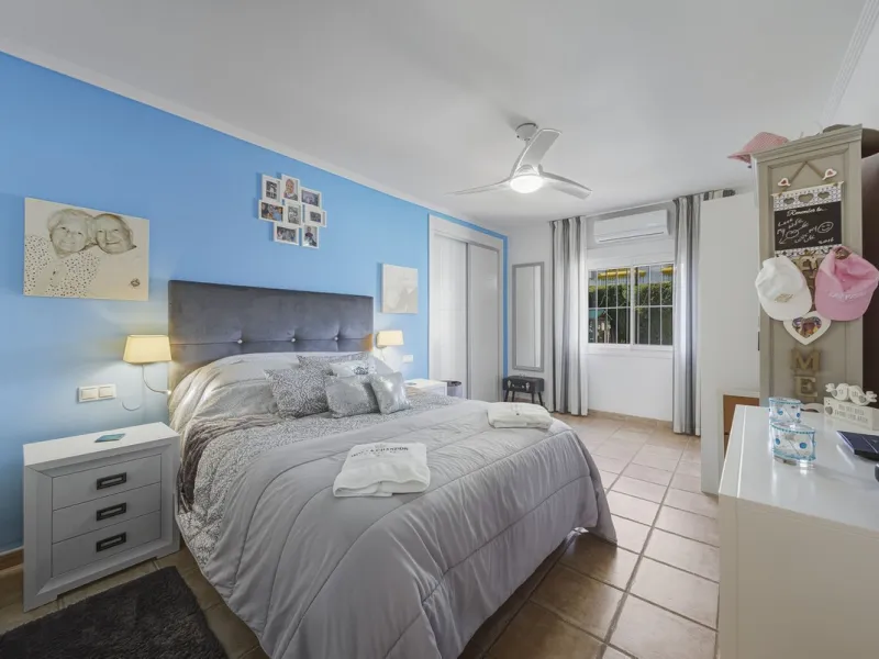 House - Detached Villa в продаже в Benalmadena, Málaga. В доме 3 спален и 2 ванных комнат. Площадь дома 142 м². Площадь участка 668 м²