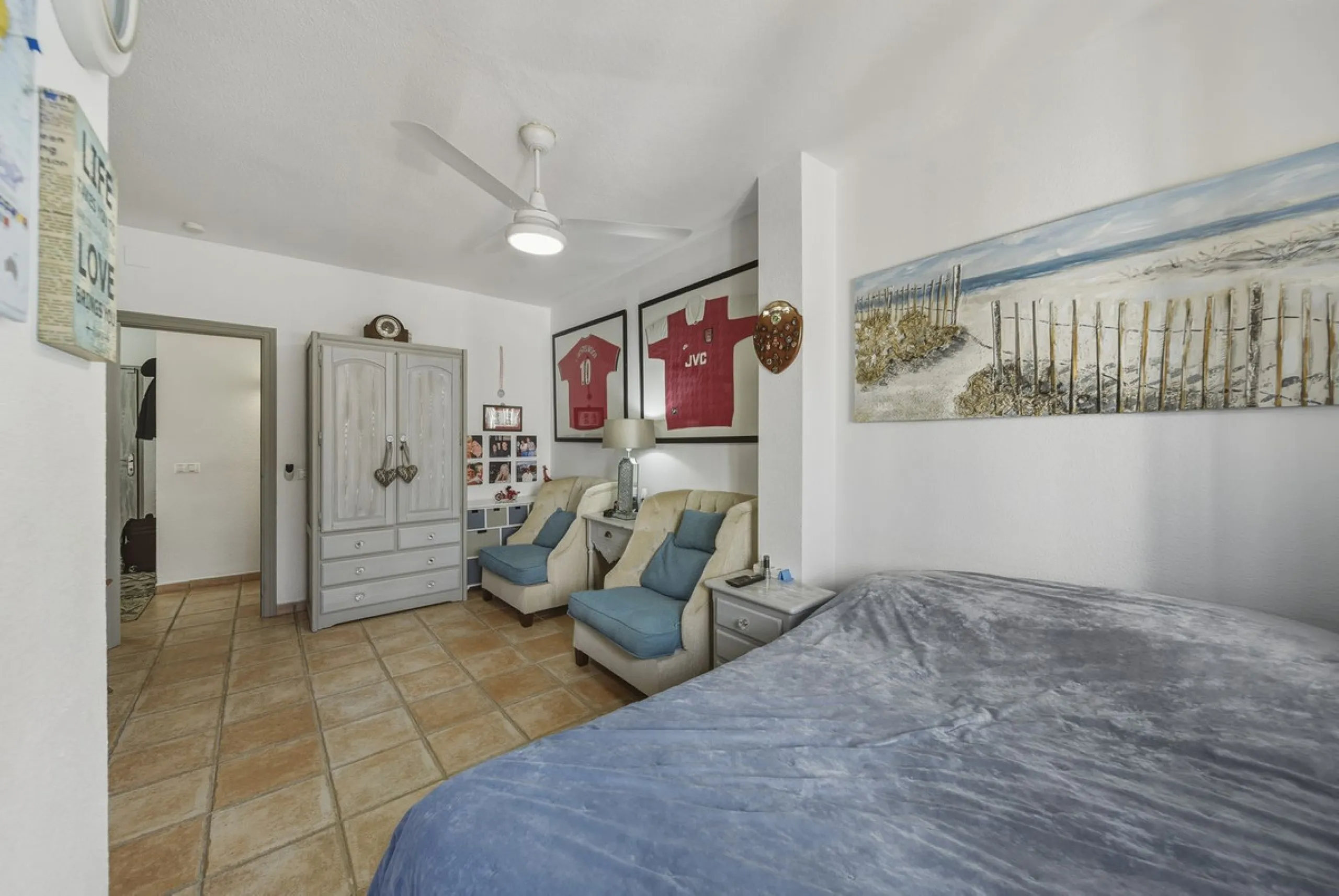 House - Detached Villa в продаже в Benalmadena, Málaga. В доме 3 спален и 2 ванных комнат. Площадь дома 142 м². Площадь участка 668 м²