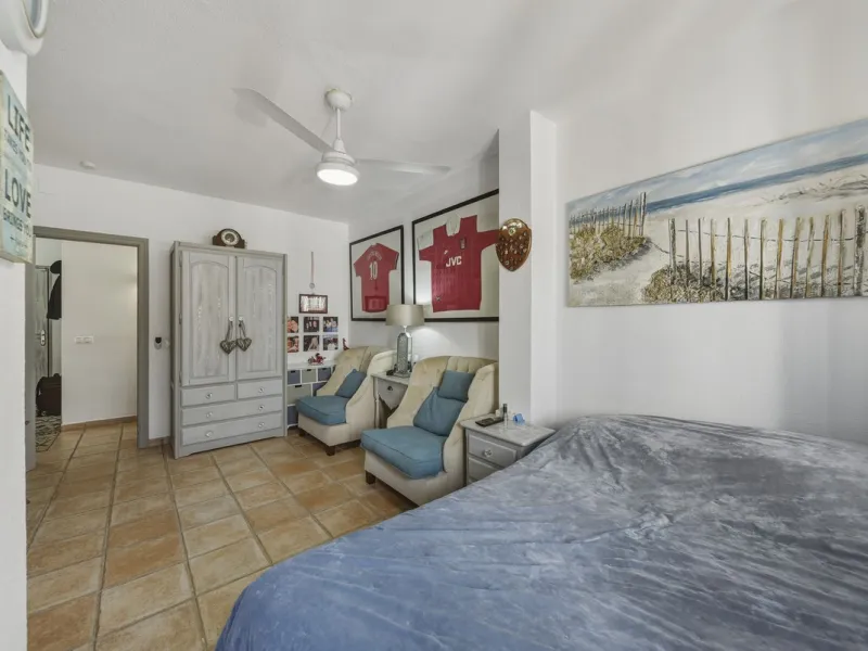 House - Detached Villa в продаже в Benalmadena, Málaga. В доме 3 спален и 2 ванных комнат. Площадь дома 142 м². Площадь участка 668 м²