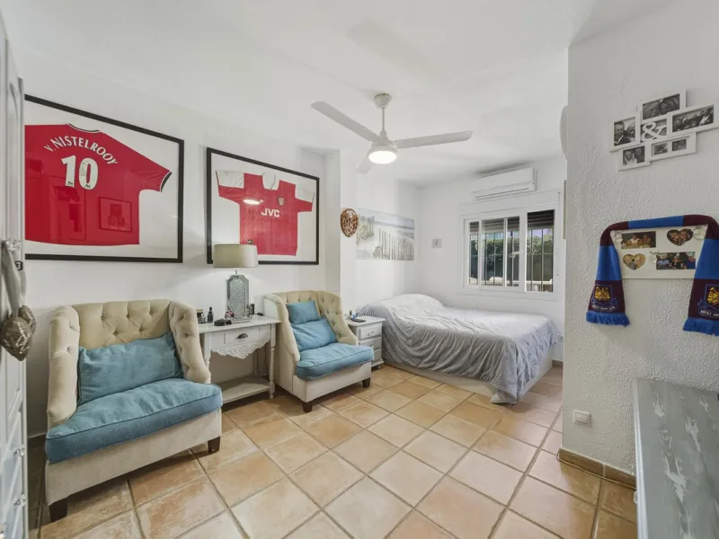 House - Detached Villa в продаже в Benalmadena, Málaga. В доме 3 спален и 2 ванных комнат. Площадь дома 142 м². Площадь участка 668 м²