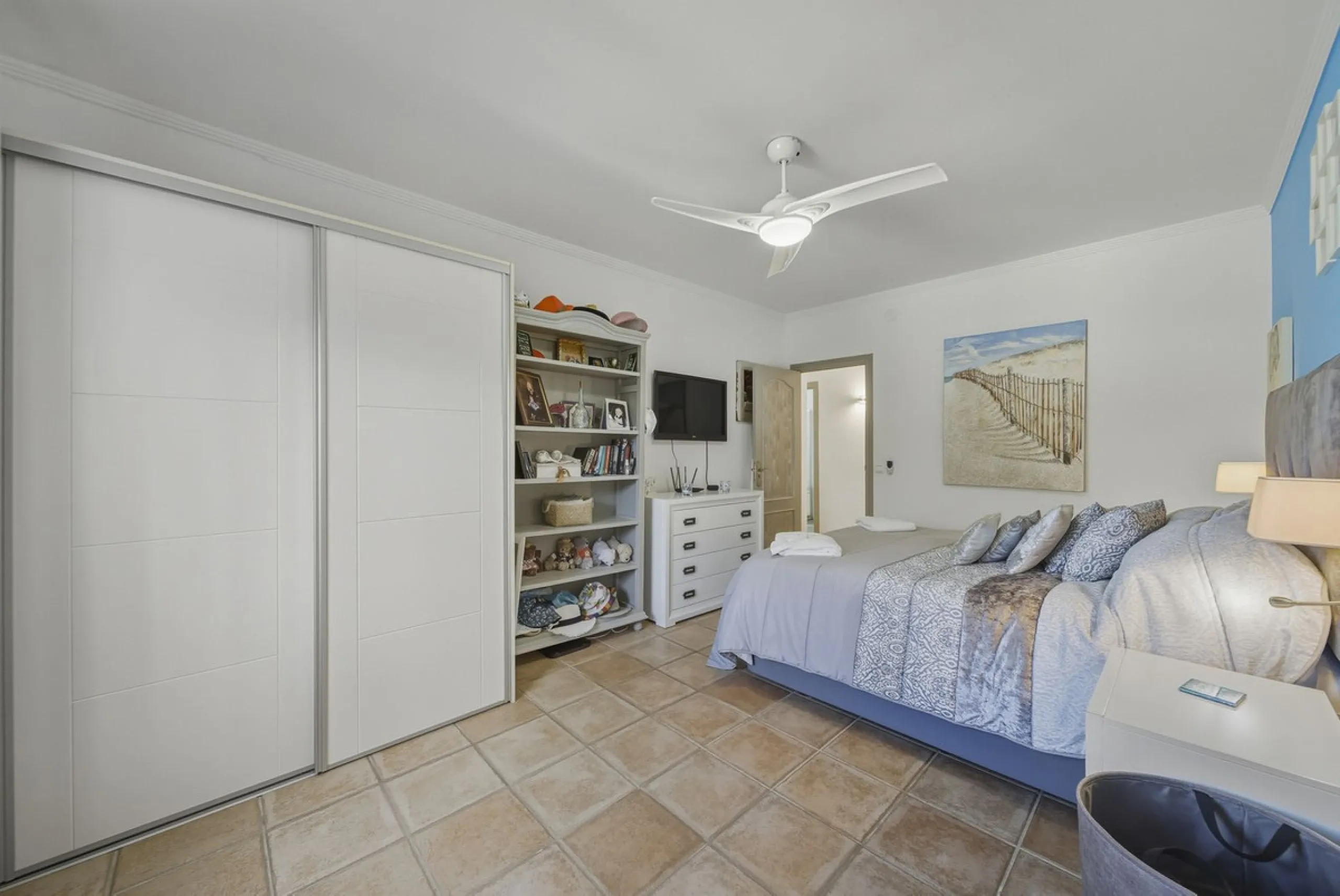 House - Detached Villa в продаже в Benalmadena, Málaga. В доме 3 спален и 2 ванных комнат. Площадь дома 142 м². Площадь участка 668 м²