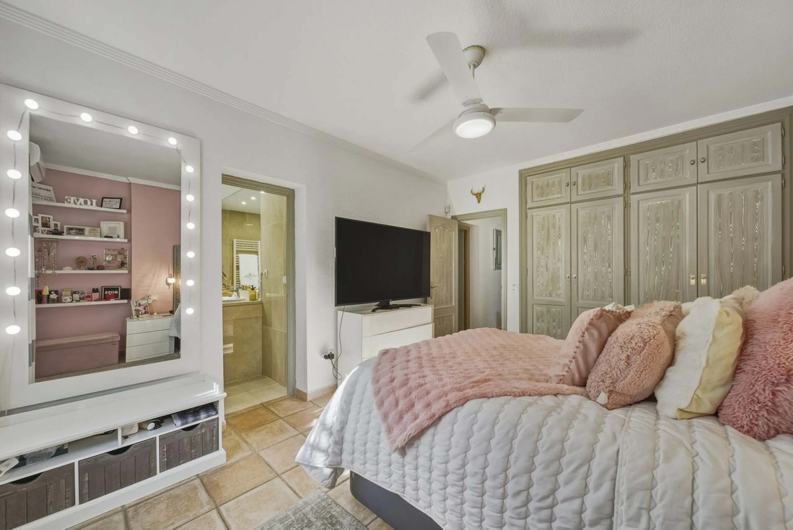 House - Detached Villa в продаже в Benalmadena, Málaga. В доме 3 спален и 2 ванных комнат. Площадь дома 142 м². Площадь участка 668 м²