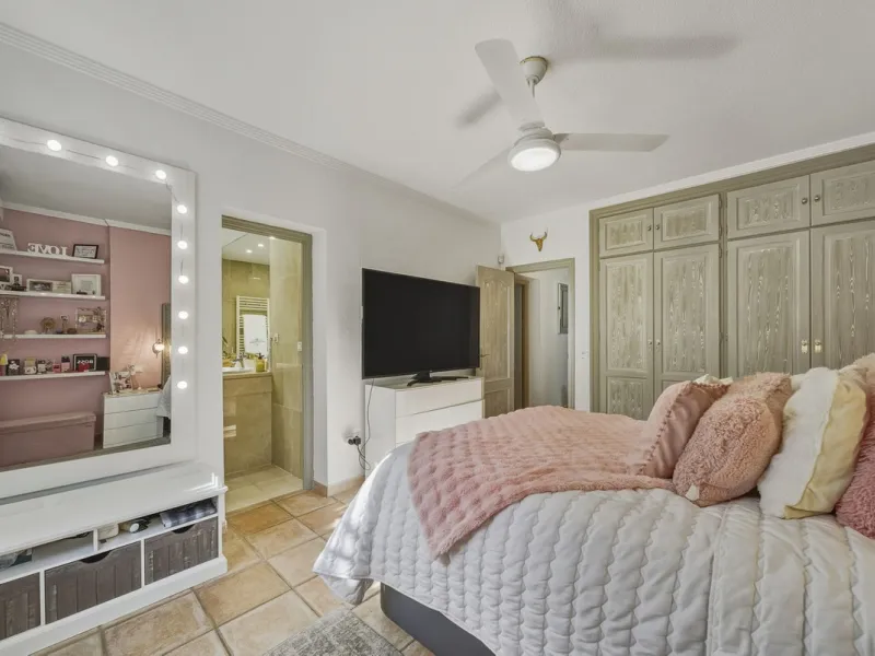 House - Detached Villa в продаже в Benalmadena, Málaga. В доме 3 спален и 2 ванных комнат. Площадь дома 142 м². Площадь участка 668 м²