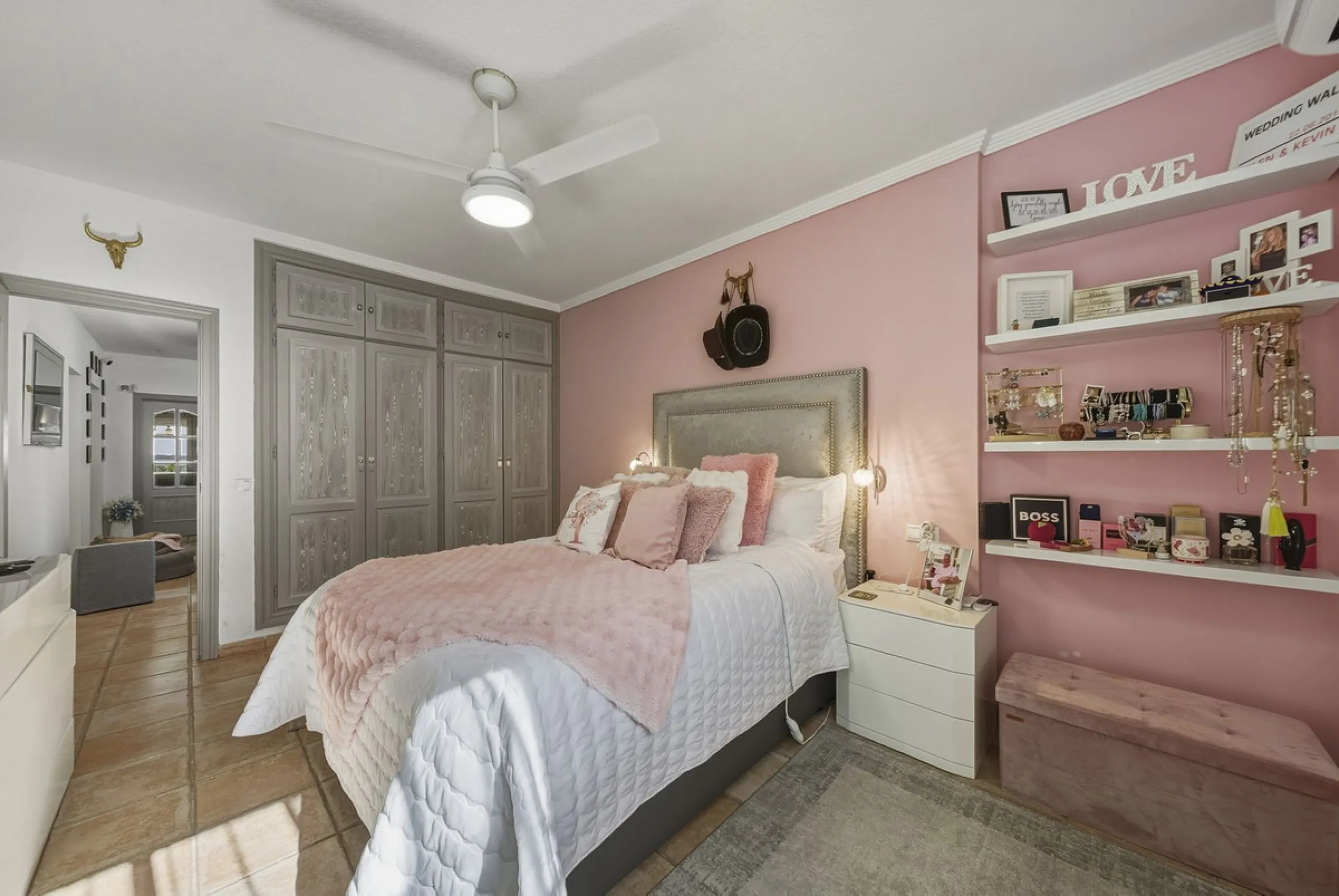 House - Detached Villa в продаже в Benalmadena, Málaga. В доме 3 спален и 2 ванных комнат. Площадь дома 142 м². Площадь участка 668 м²