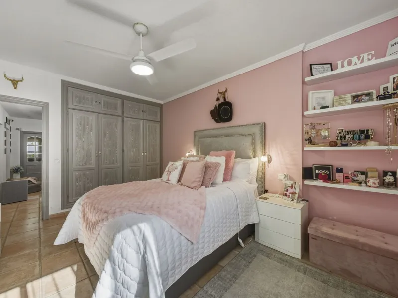 House - Detached Villa в продаже в Benalmadena, Málaga. В доме 3 спален и 2 ванных комнат. Площадь дома 142 м². Площадь участка 668 м²