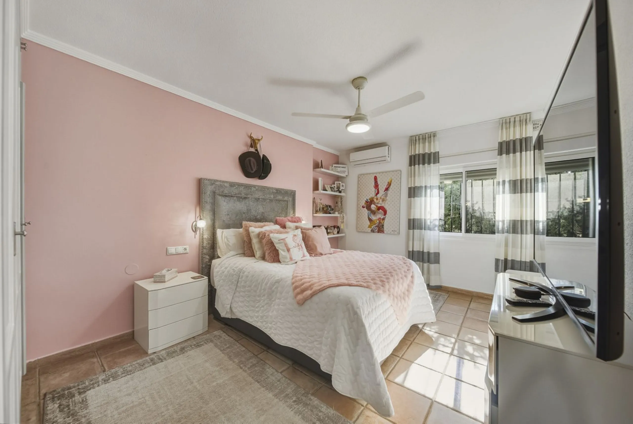 House - Detached Villa в продаже в Benalmadena, Málaga. В доме 3 спален и 2 ванных комнат. Площадь дома 142 м². Площадь участка 668 м²