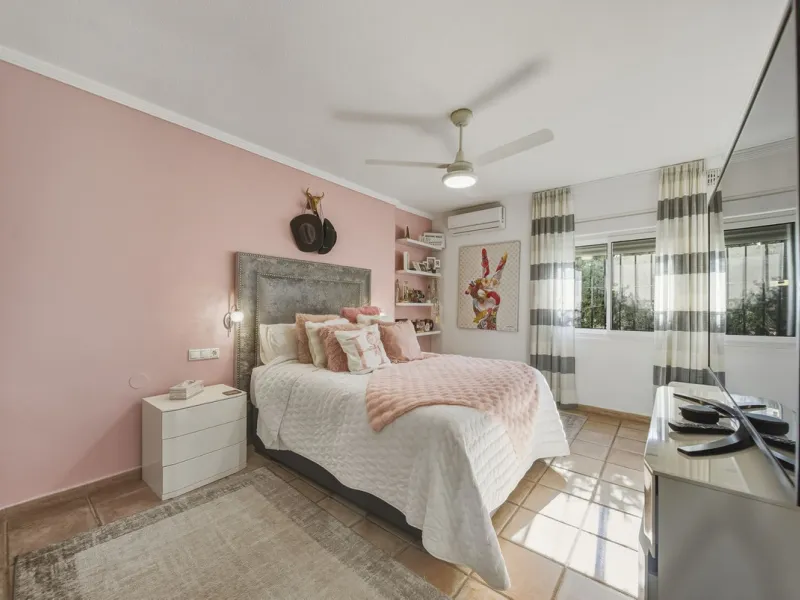 House - Detached Villa в продаже в Benalmadena, Málaga. В доме 3 спален и 2 ванных комнат. Площадь дома 142 м². Площадь участка 668 м²