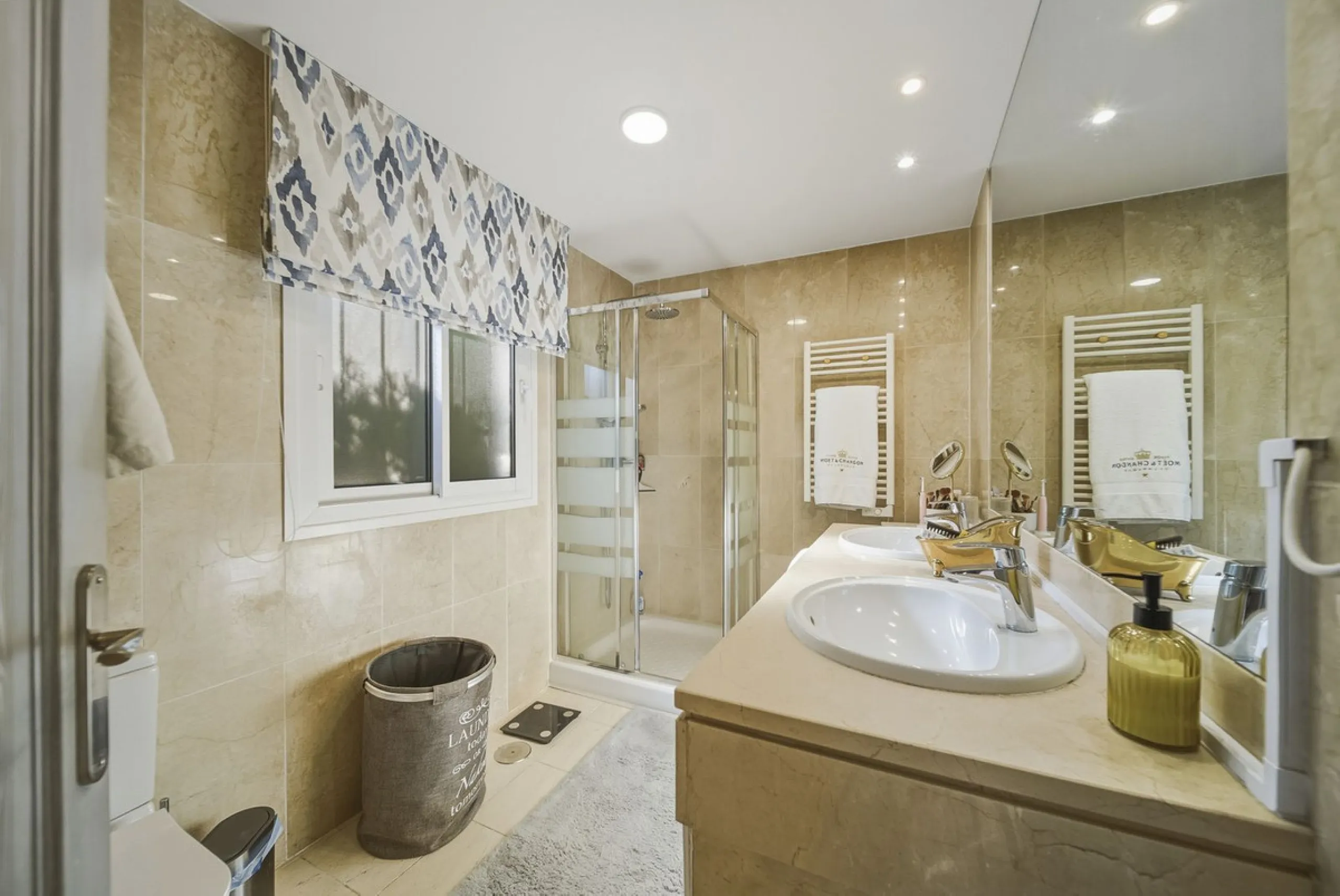 House - Detached Villa в продаже в Benalmadena, Málaga. В доме 3 спален и 2 ванных комнат. Площадь дома 142 м². Площадь участка 668 м²