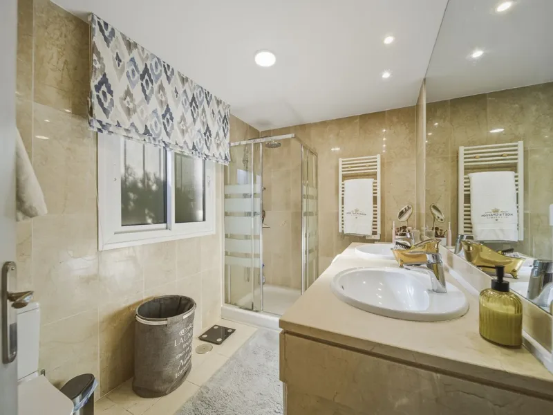 House - Detached Villa в продаже в Benalmadena, Málaga. В доме 3 спален и 2 ванных комнат. Площадь дома 142 м². Площадь участка 668 м²