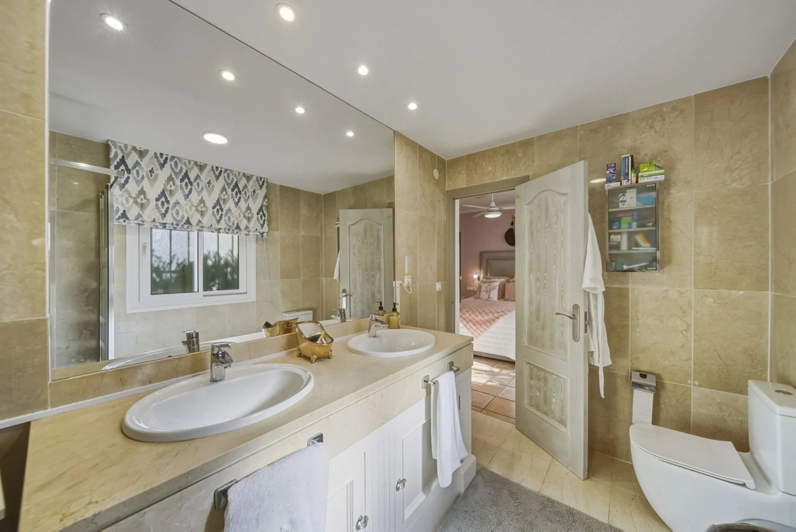 House - Detached Villa в продаже в Benalmadena, Málaga. В доме 3 спален и 2 ванных комнат. Площадь дома 142 м². Площадь участка 668 м²