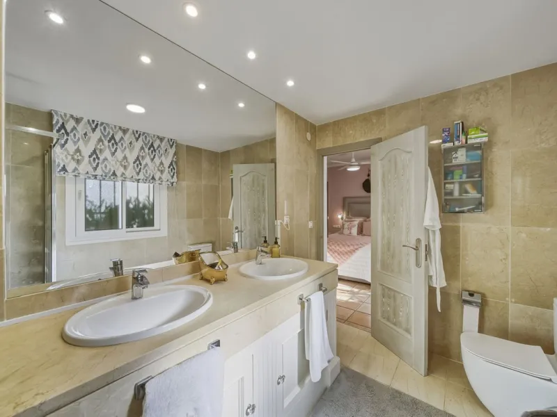 House - Detached Villa в продаже в Benalmadena, Málaga. В доме 3 спален и 2 ванных комнат. Площадь дома 142 м². Площадь участка 668 м²