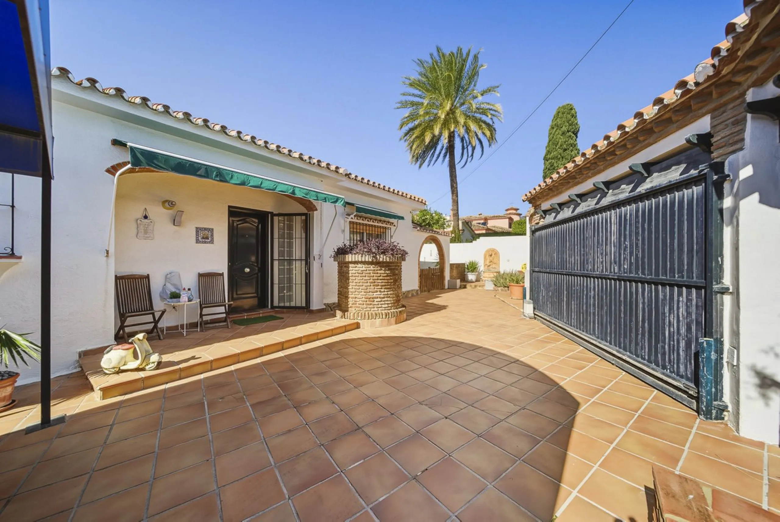 House - Detached Villa в продаже в Benalmadena, Málaga. В доме 3 спален и 2 ванных комнат. Площадь дома 142 м². Площадь участка 668 м²