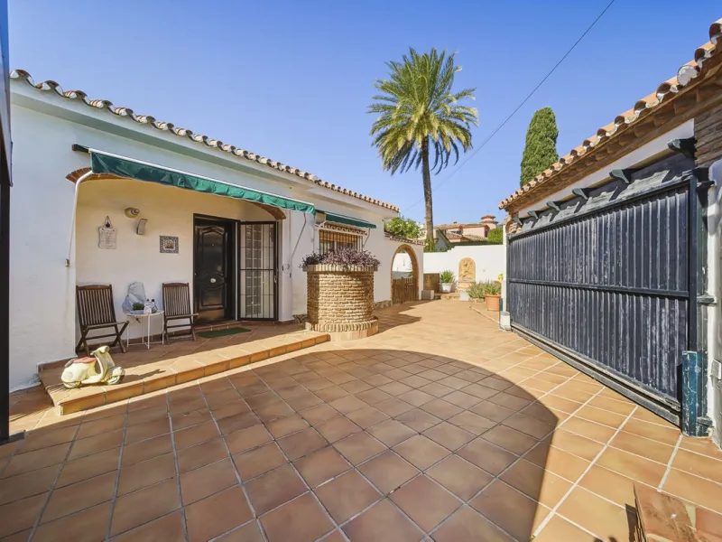 House - Detached Villa в продаже в Benalmadena, Málaga. В доме 3 спален и 2 ванных комнат. Площадь дома 142 м². Площадь участка 668 м²