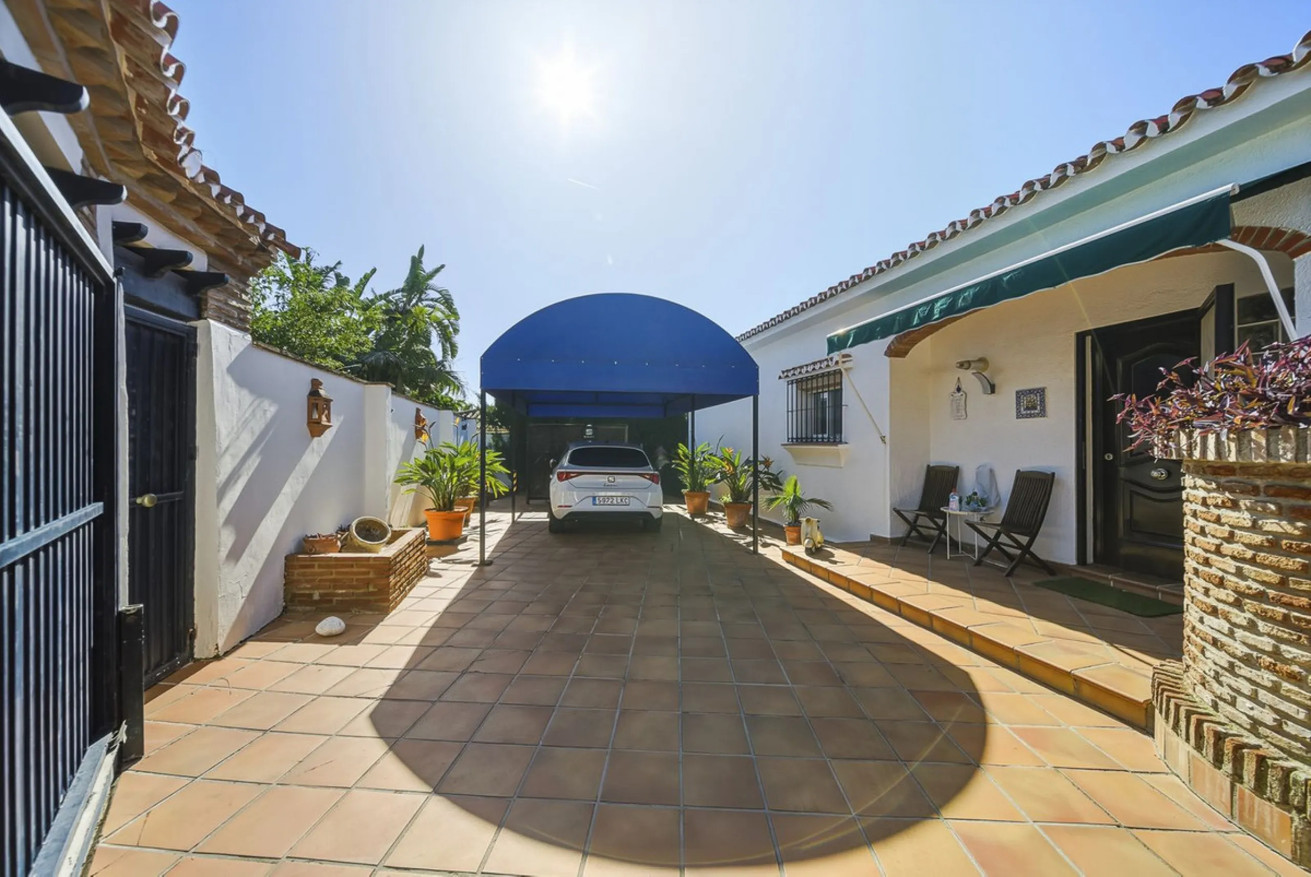 House - Detached Villa в продаже в Benalmadena, Málaga. В доме 3 спален и 2 ванных комнат. Площадь дома 142 м². Площадь участка 668 м²