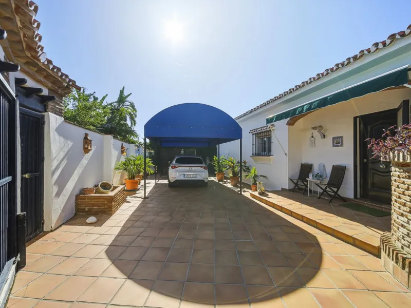 House - Detached Villa в продаже в Benalmadena, Málaga. В доме 3 спален и 2 ванных комнат. Площадь дома 142 м². Площадь участка 668 м²