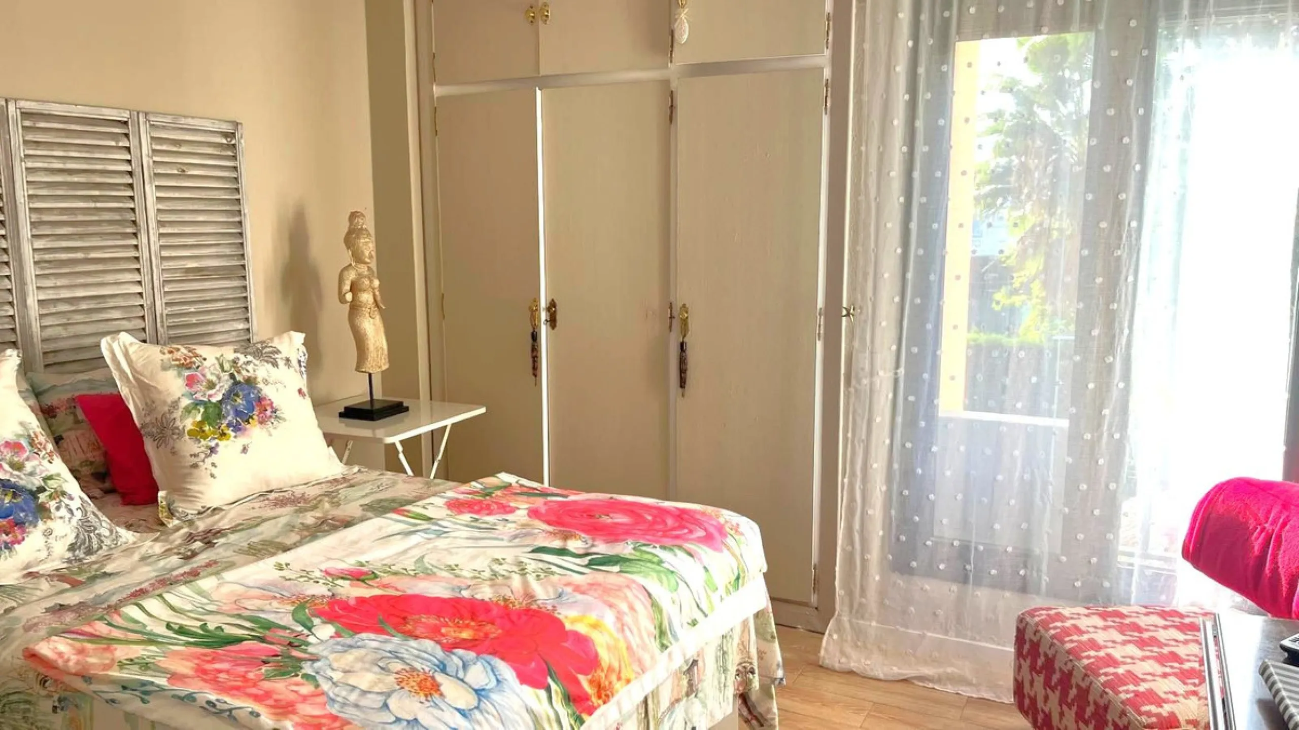Step into this exceptional apartment, perfectly situated just moments from the glamorous Puerto Banús and Marbella's pristine beaches, in the heart of Nueva Andalucía—the prestigious 'Golf Valley' of the Costa del Sol. Known for its upscale lifestyle, wor