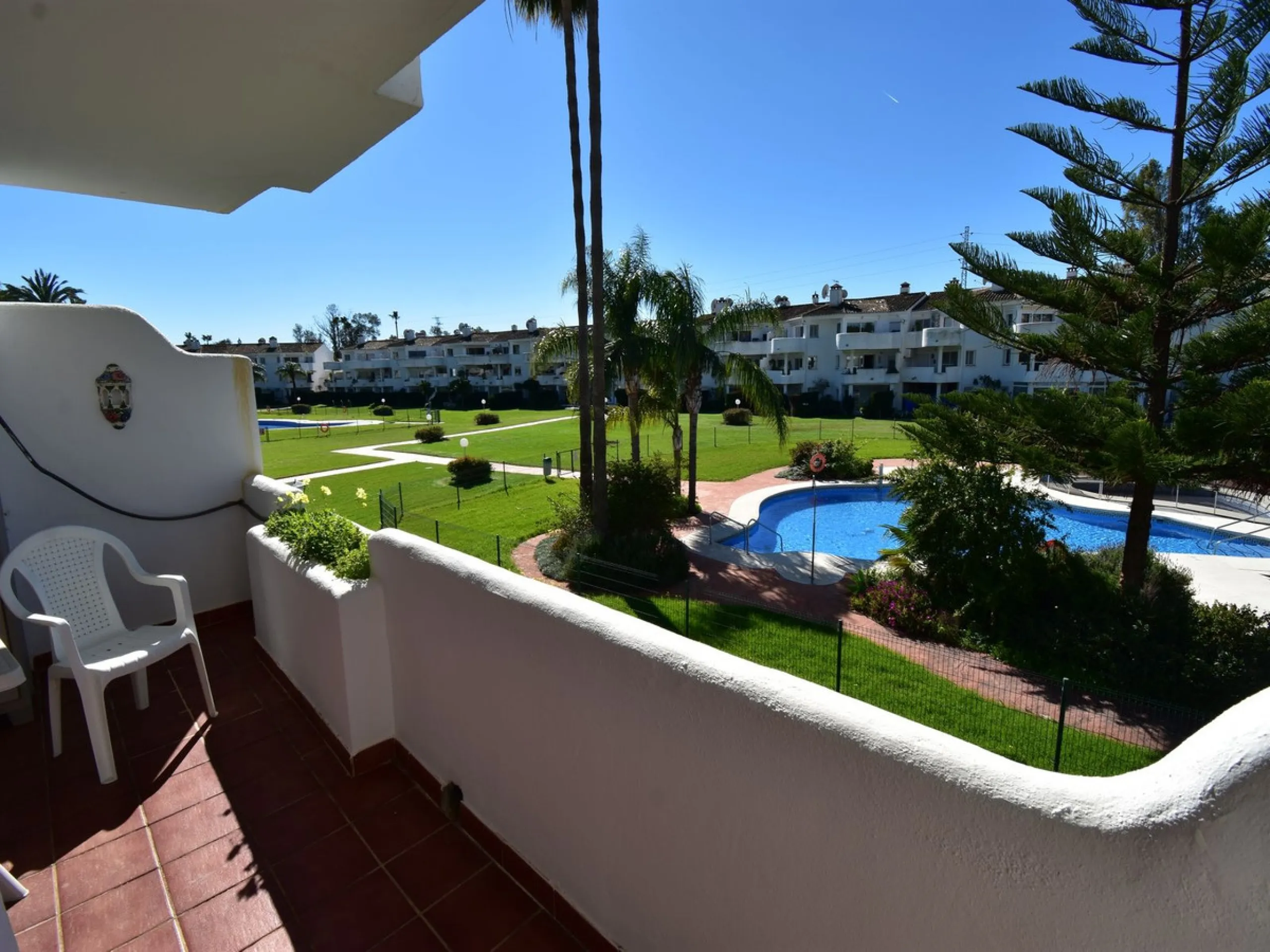 Beautifully Spacious 2 bedroom, 2 bathroom frontline Golf Apartment! This great property enjoys 2 wonderdul terraces, one with the most amazing west facing panoramic golf views and the other, looking to the stunning communal pools and gardens.
