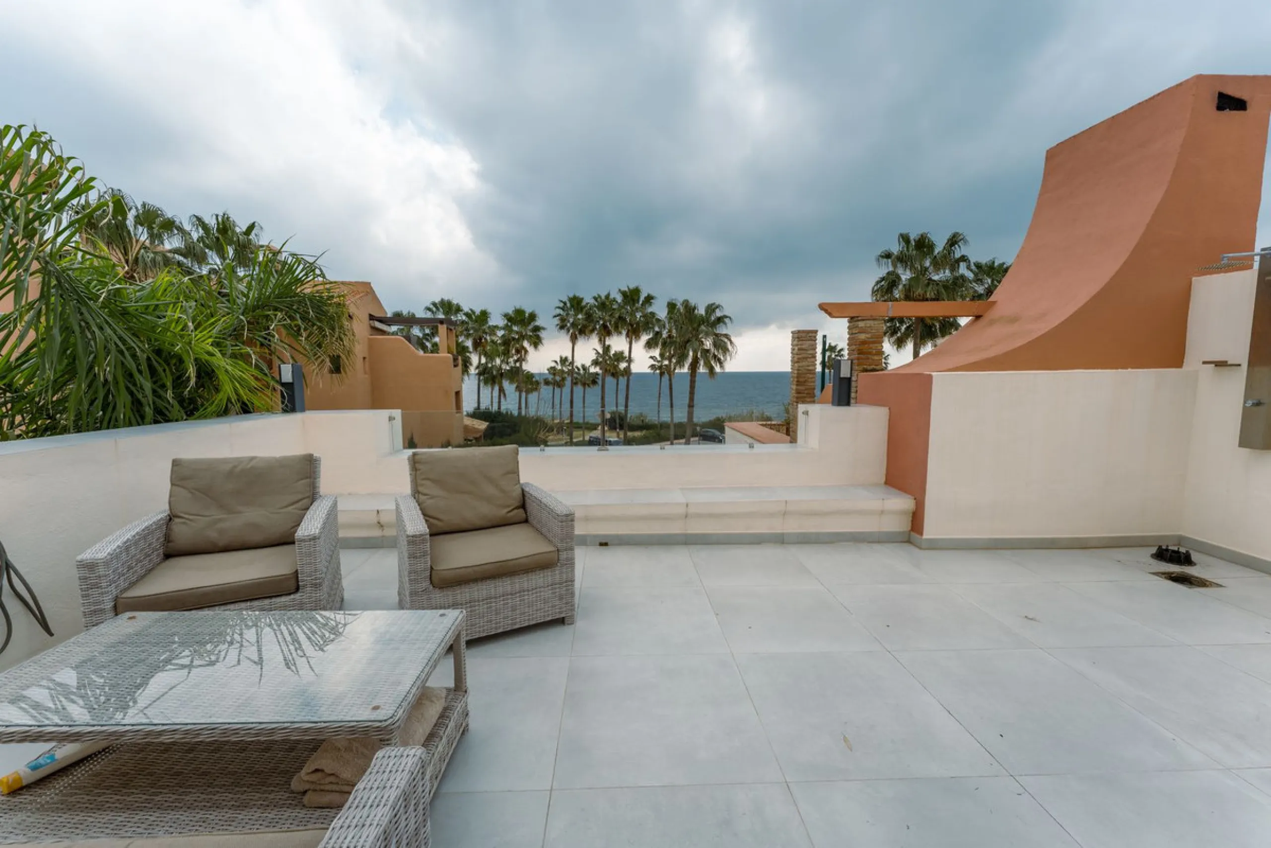 This is true frontline beach living in Garden Beach, Estepona — a first-line sea complex where the Mediterranean becomes part of your everyday life. Positioned directly on the coast, the property enjoys open sea views, protected coastal frontage, and the 