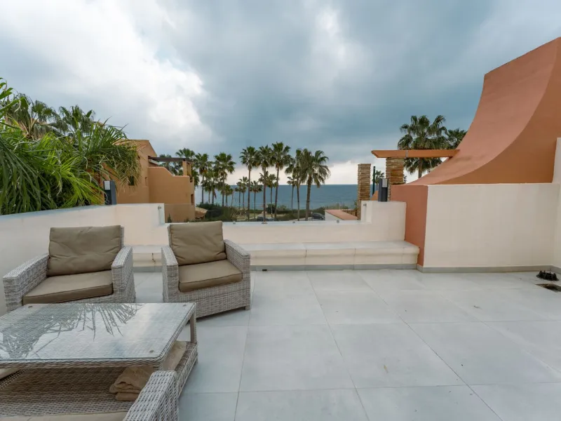 This is true frontline beach living in Garden Beach, Estepona — a first-line sea complex where the Mediterranean becomes part of your everyday life. Positioned directly on the coast, the property enjoys open sea views, protected coastal frontage, and the 