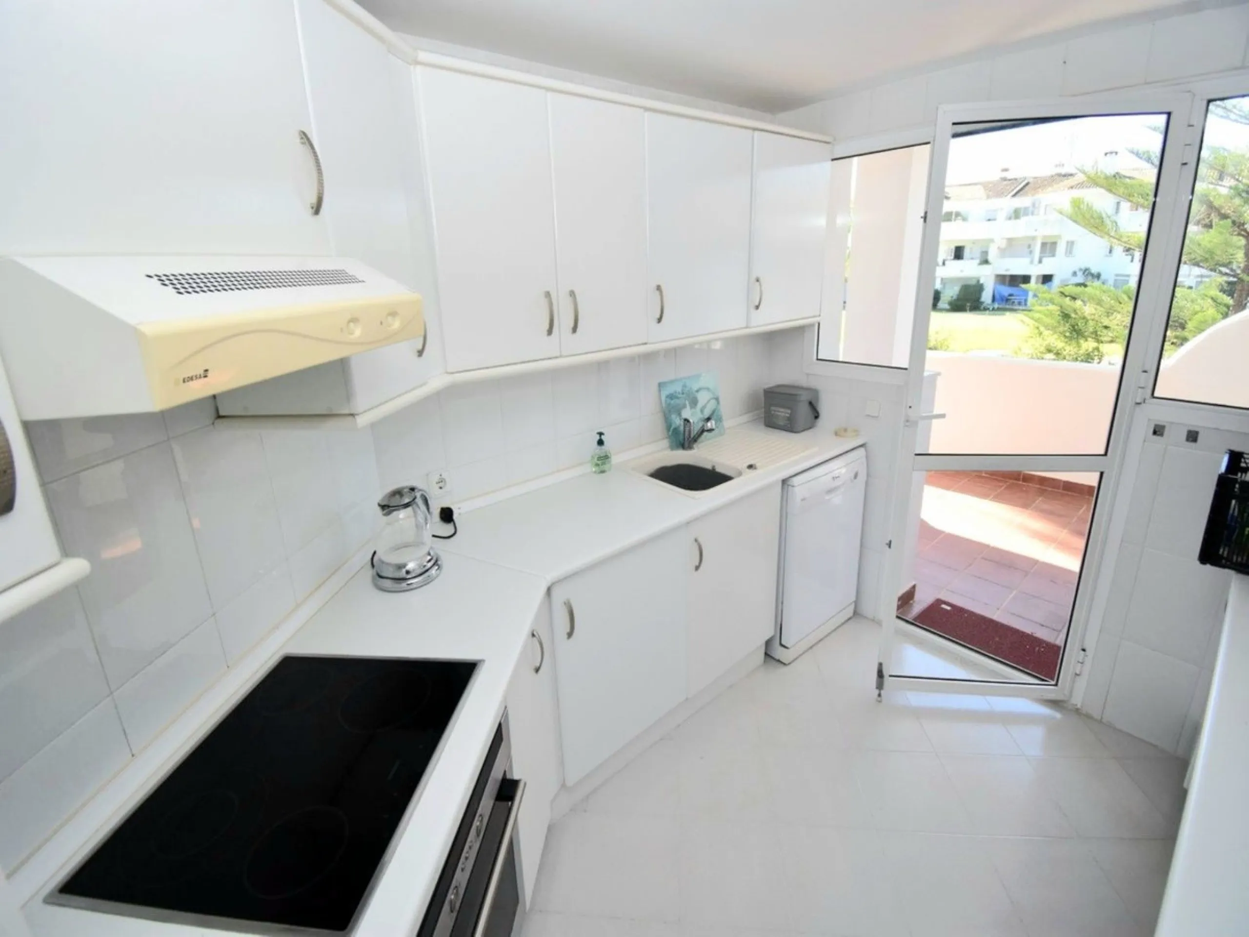 Beautifully Spacious 2 bedroom, 2 bathroom frontline Golf Apartment! This great property enjoys 2 wonderdul terraces, one with the most amazing west facing panoramic golf views and the other, looking to the stunning communal pools and gardens.