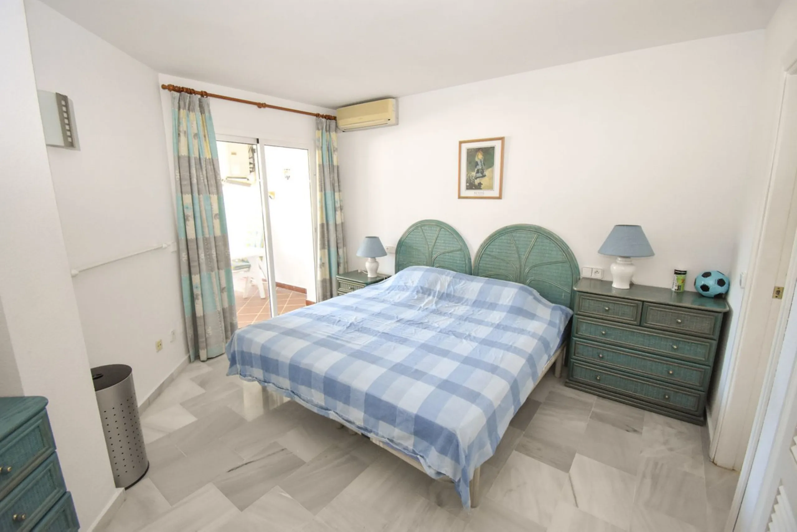 Beautifully Spacious 2 bedroom, 2 bathroom frontline Golf Apartment! This great property enjoys 2 wonderdul terraces, one with the most amazing west facing panoramic golf views and the other, looking to the stunning communal pools and gardens.