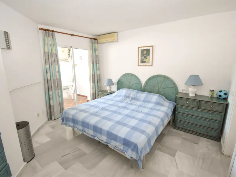 Beautifully Spacious 2 bedroom, 2 bathroom frontline Golf Apartment! This great property enjoys 2 wonderdul terraces, one with the most amazing west facing panoramic golf views and the other, looking to the stunning communal pools and gardens.