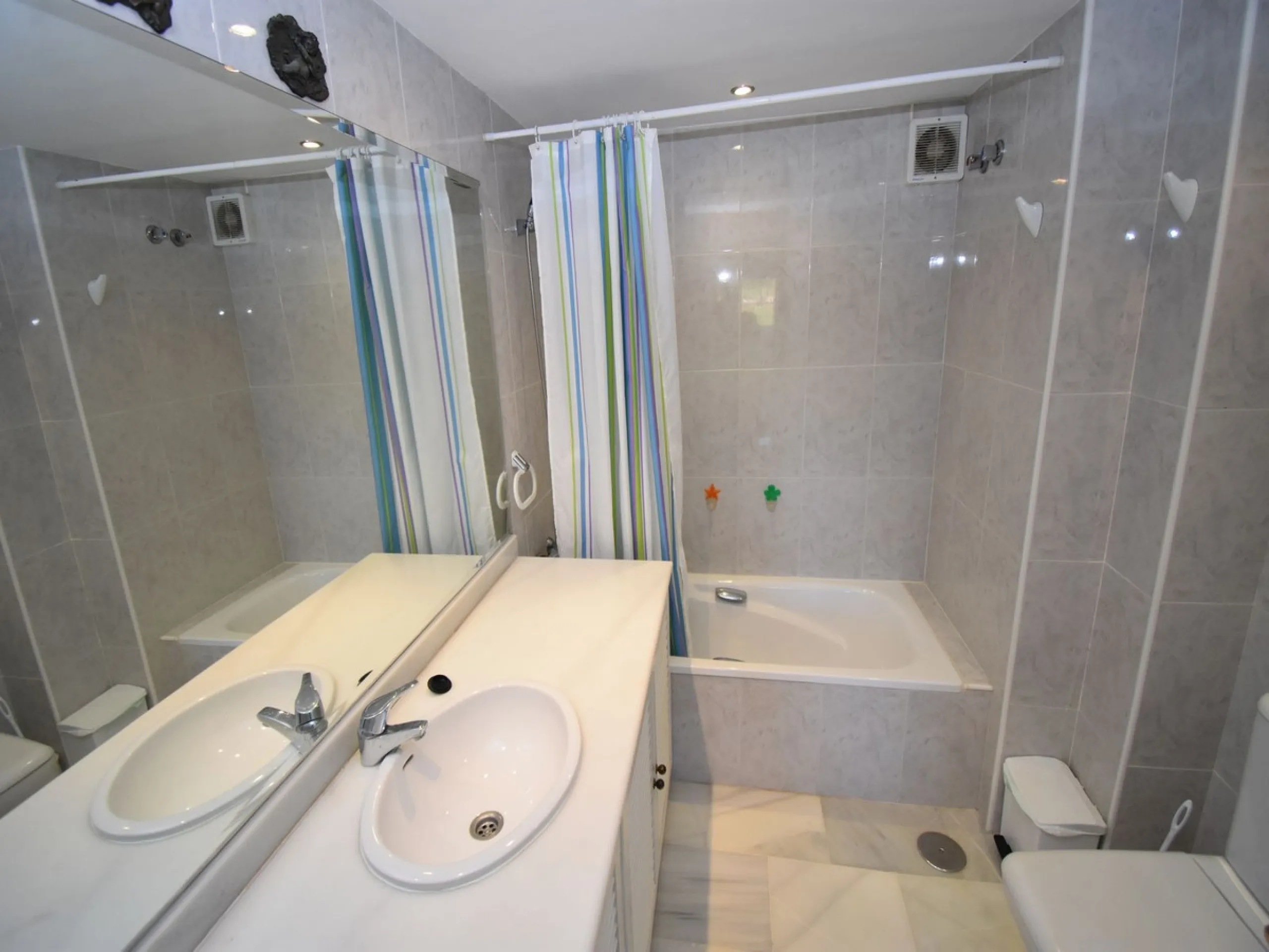 Beautifully Spacious 2 bedroom, 2 bathroom frontline Golf Apartment! This great property enjoys 2 wonderdul terraces, one with the most amazing west facing panoramic golf views and the other, looking to the stunning communal pools and gardens.