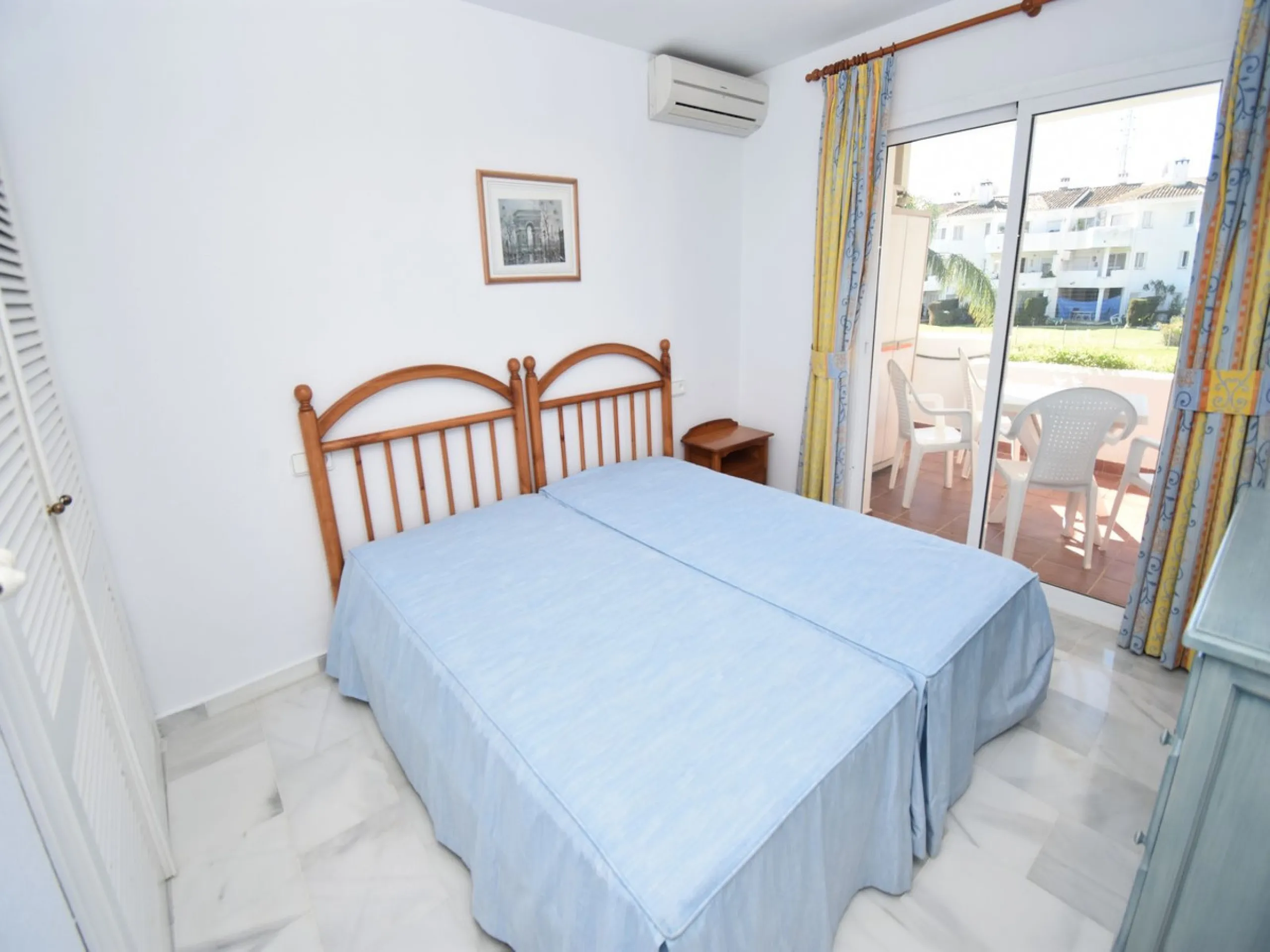 Beautifully Spacious 2 bedroom, 2 bathroom frontline Golf Apartment! This great property enjoys 2 wonderdul terraces, one with the most amazing west facing panoramic golf views and the other, looking to the stunning communal pools and gardens.