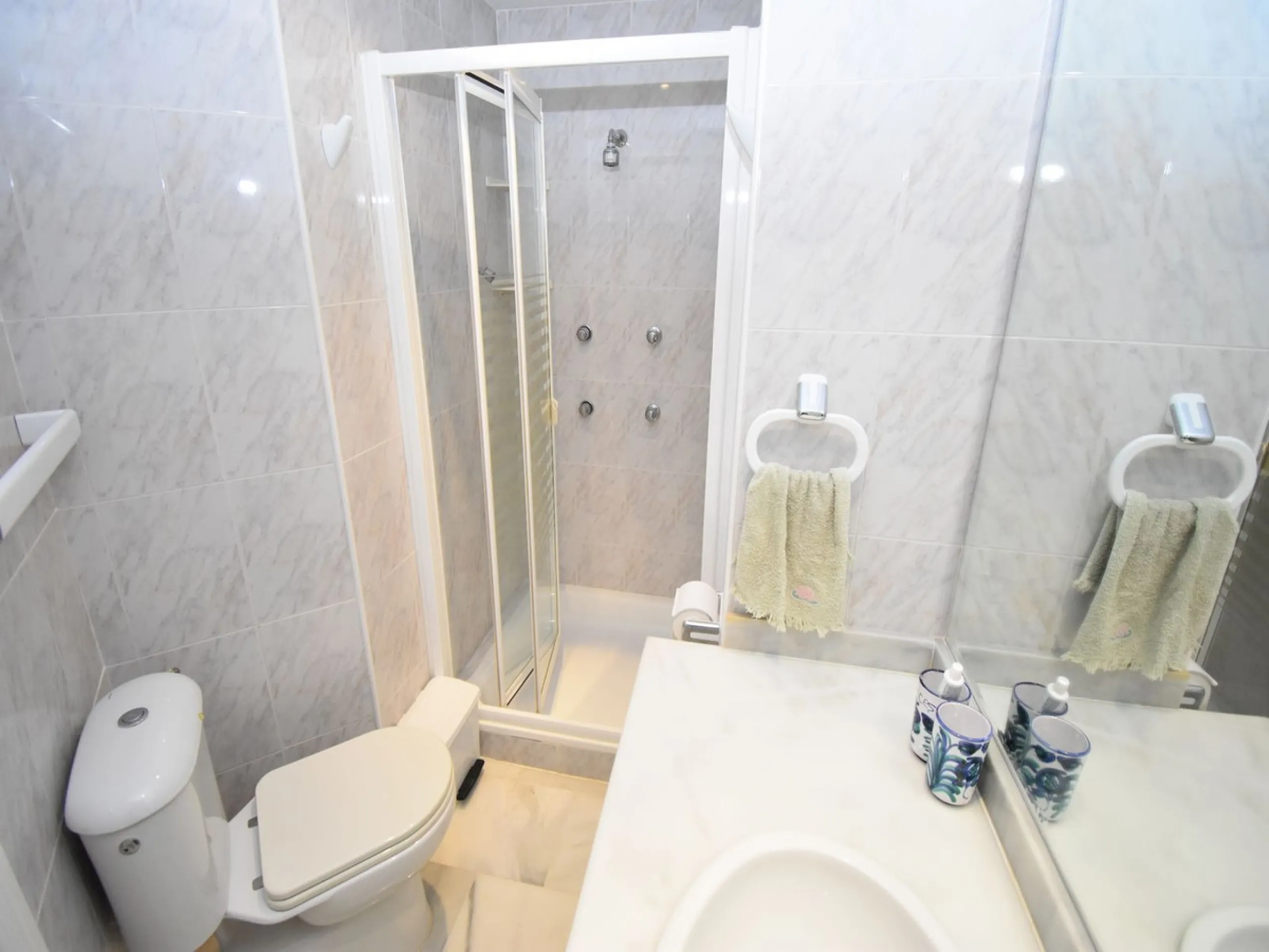 Beautifully Spacious 2 bedroom, 2 bathroom frontline Golf Apartment! This great property enjoys 2 wonderdul terraces, one with the most amazing west facing panoramic golf views and the other, looking to the stunning communal pools and gardens.