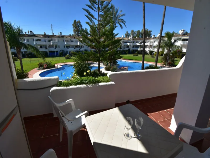 Beautifully Spacious 2 bedroom, 2 bathroom frontline Golf Apartment! This great property enjoys 2 wonderdul terraces, one with the most amazing west facing panoramic golf views and the other, looking to the stunning communal pools and gardens.