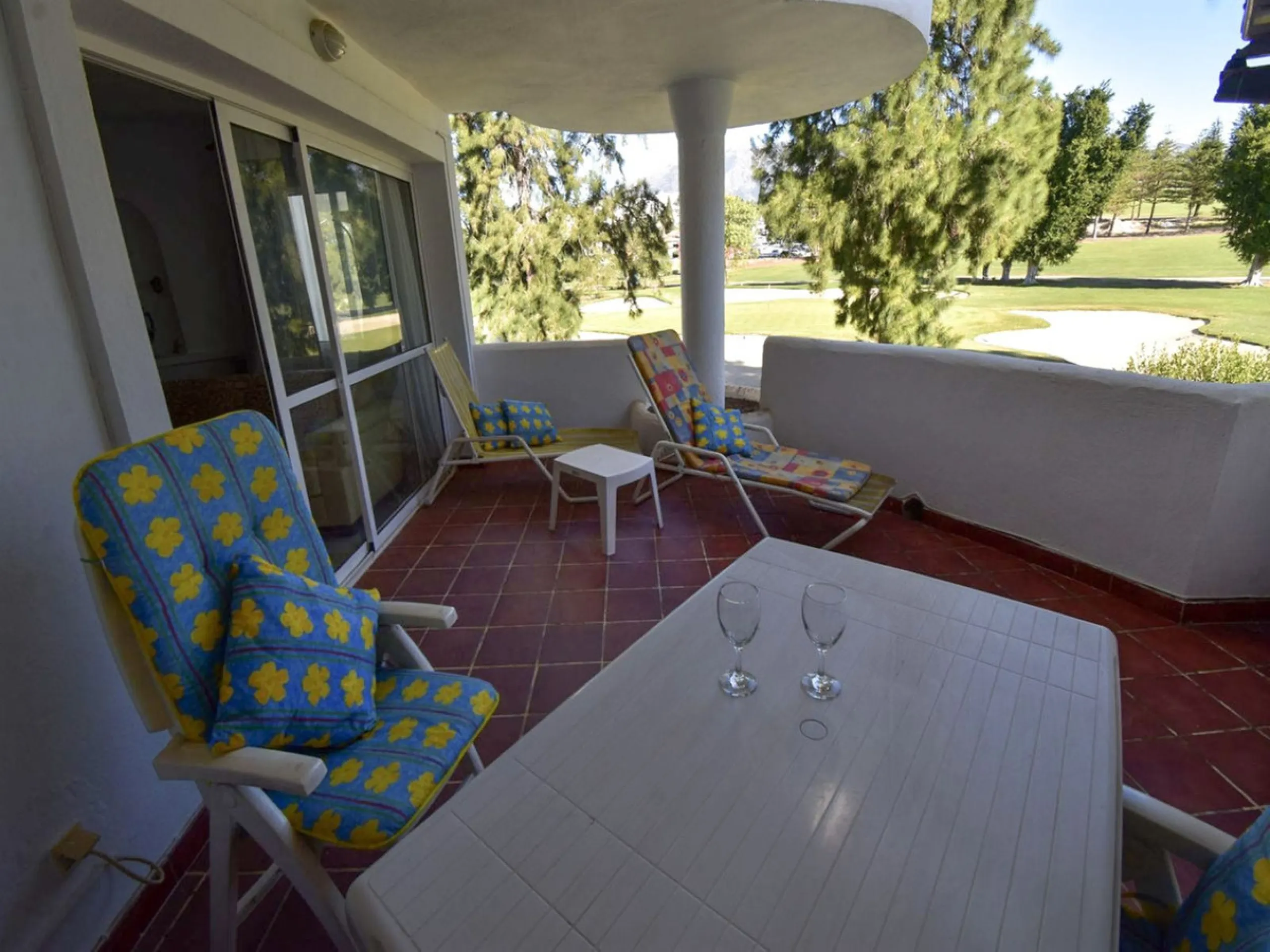 Beautifully Spacious 2 bedroom, 2 bathroom frontline Golf Apartment! This great property enjoys 2 wonderdul terraces, one with the most amazing west facing panoramic golf views and the other, looking to the stunning communal pools and gardens.