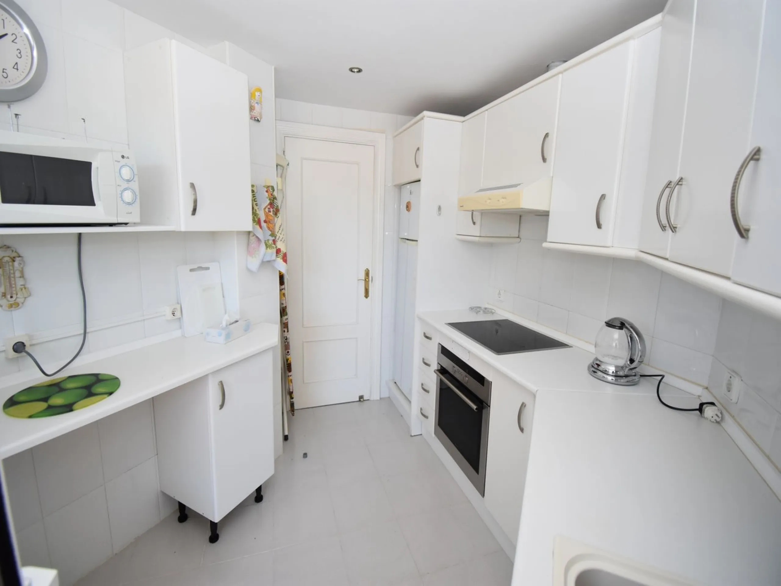 Beautifully Spacious 2 bedroom, 2 bathroom frontline Golf Apartment! This great property enjoys 2 wonderdul terraces, one with the most amazing west facing panoramic golf views and the other, looking to the stunning communal pools and gardens.