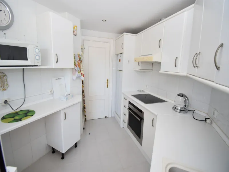 Beautifully Spacious 2 bedroom, 2 bathroom frontline Golf Apartment! This great property enjoys 2 wonderdul terraces, one with the most amazing west facing panoramic golf views and the other, looking to the stunning communal pools and gardens.