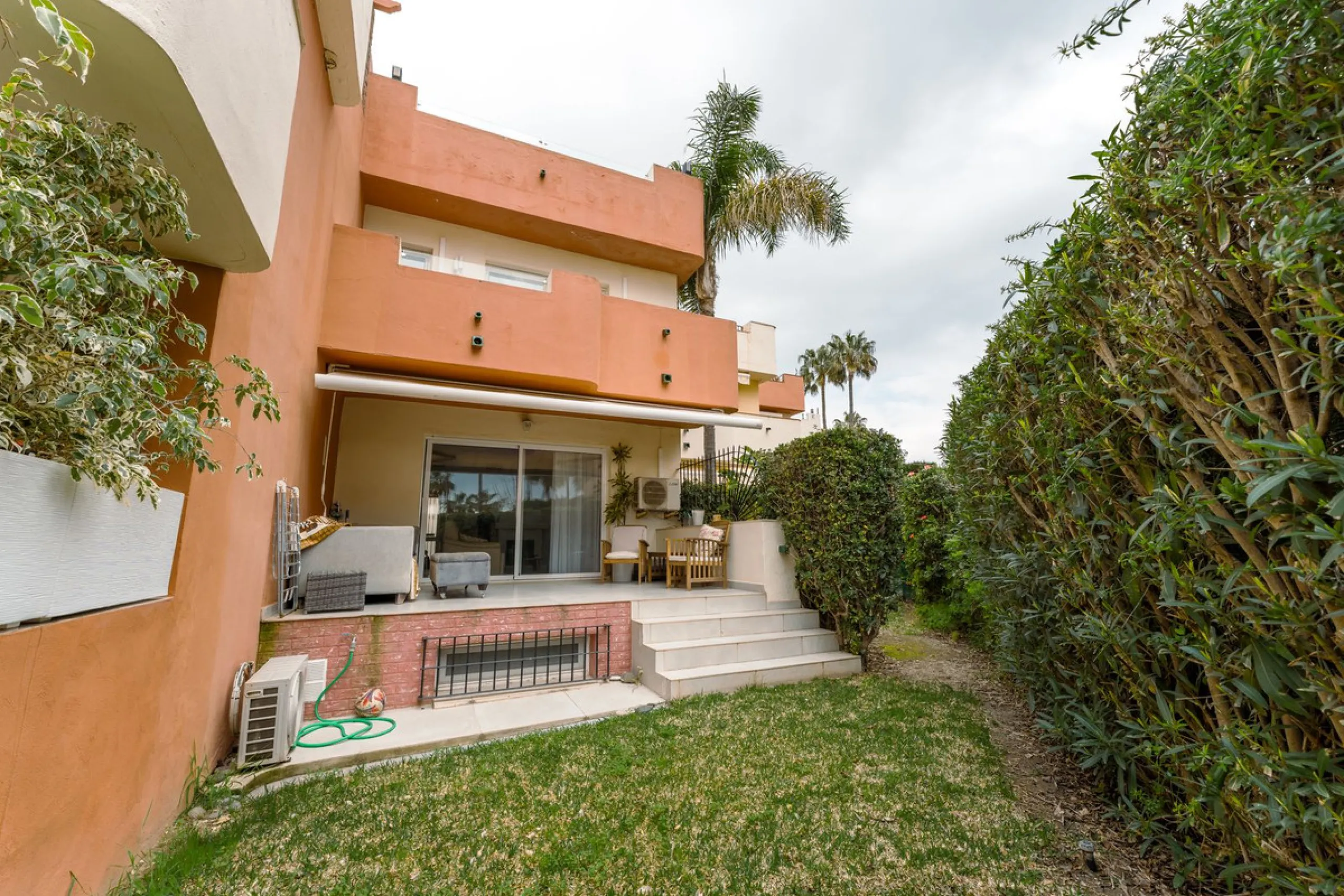 This is true frontline beach living in Garden Beach, Estepona — a first-line sea complex where the Mediterranean becomes part of your everyday life. Positioned directly on the coast, the property enjoys open sea views, protected coastal frontage, and the 