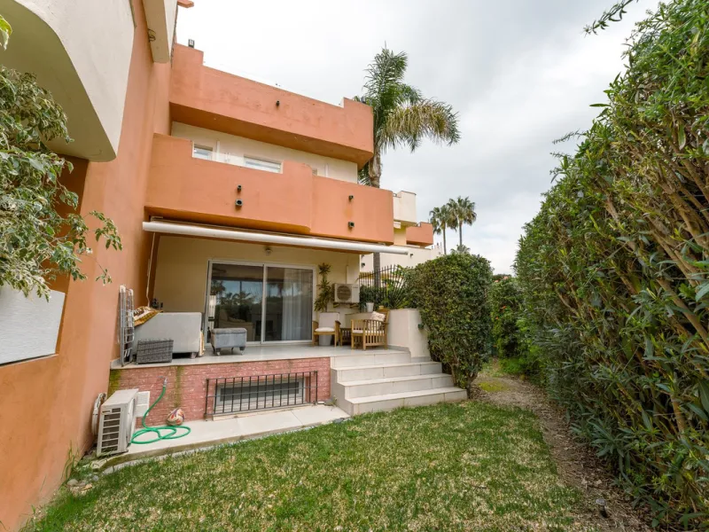 This is true frontline beach living in Garden Beach, Estepona — a first-line sea complex where the Mediterranean becomes part of your everyday life. Positioned directly on the coast, the property enjoys open sea views, protected coastal frontage, and the 