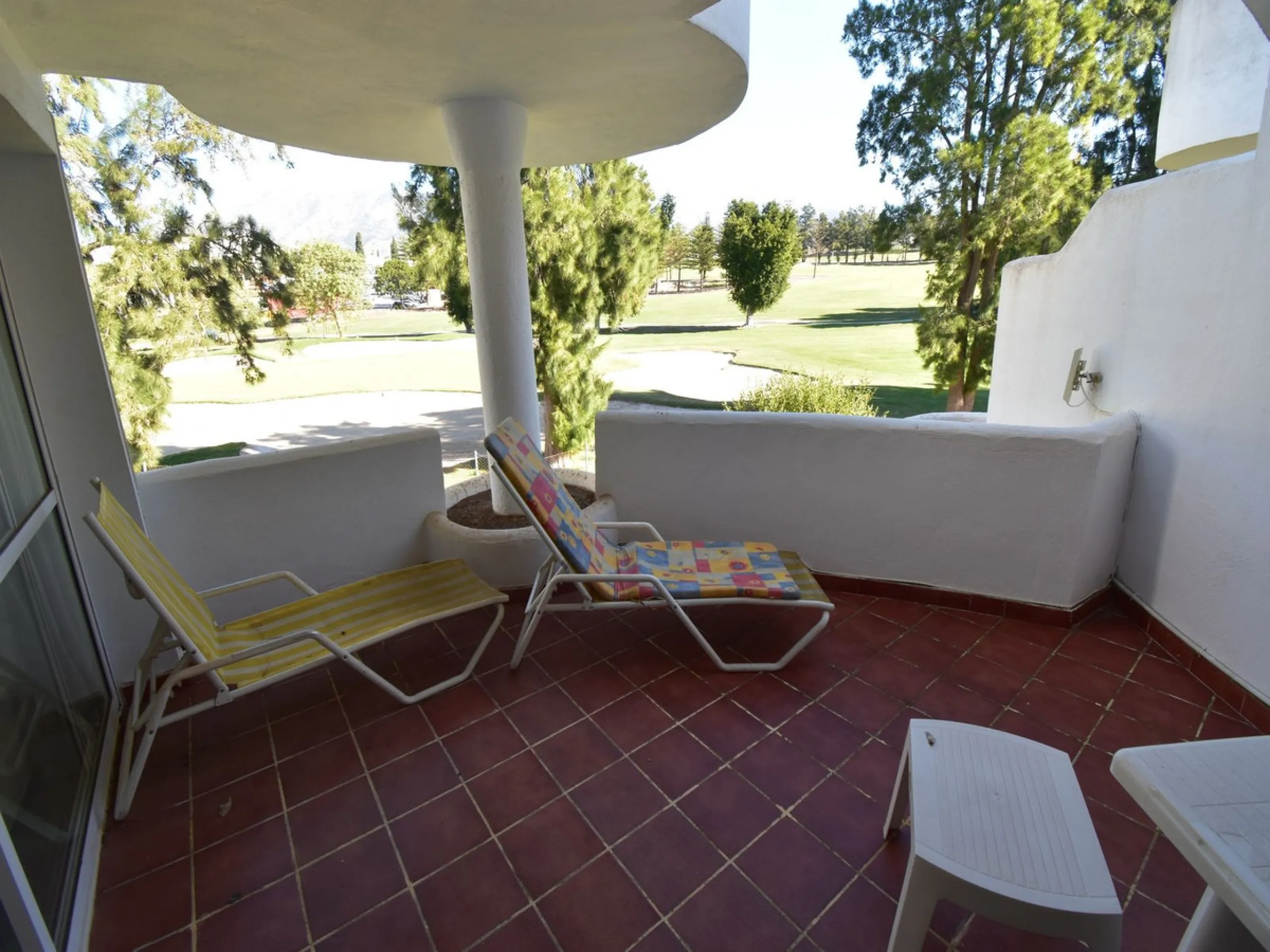 Beautifully Spacious 2 bedroom, 2 bathroom frontline Golf Apartment! This great property enjoys 2 wonderdul terraces, one with the most amazing west facing panoramic golf views and the other, looking to the stunning communal pools and gardens.