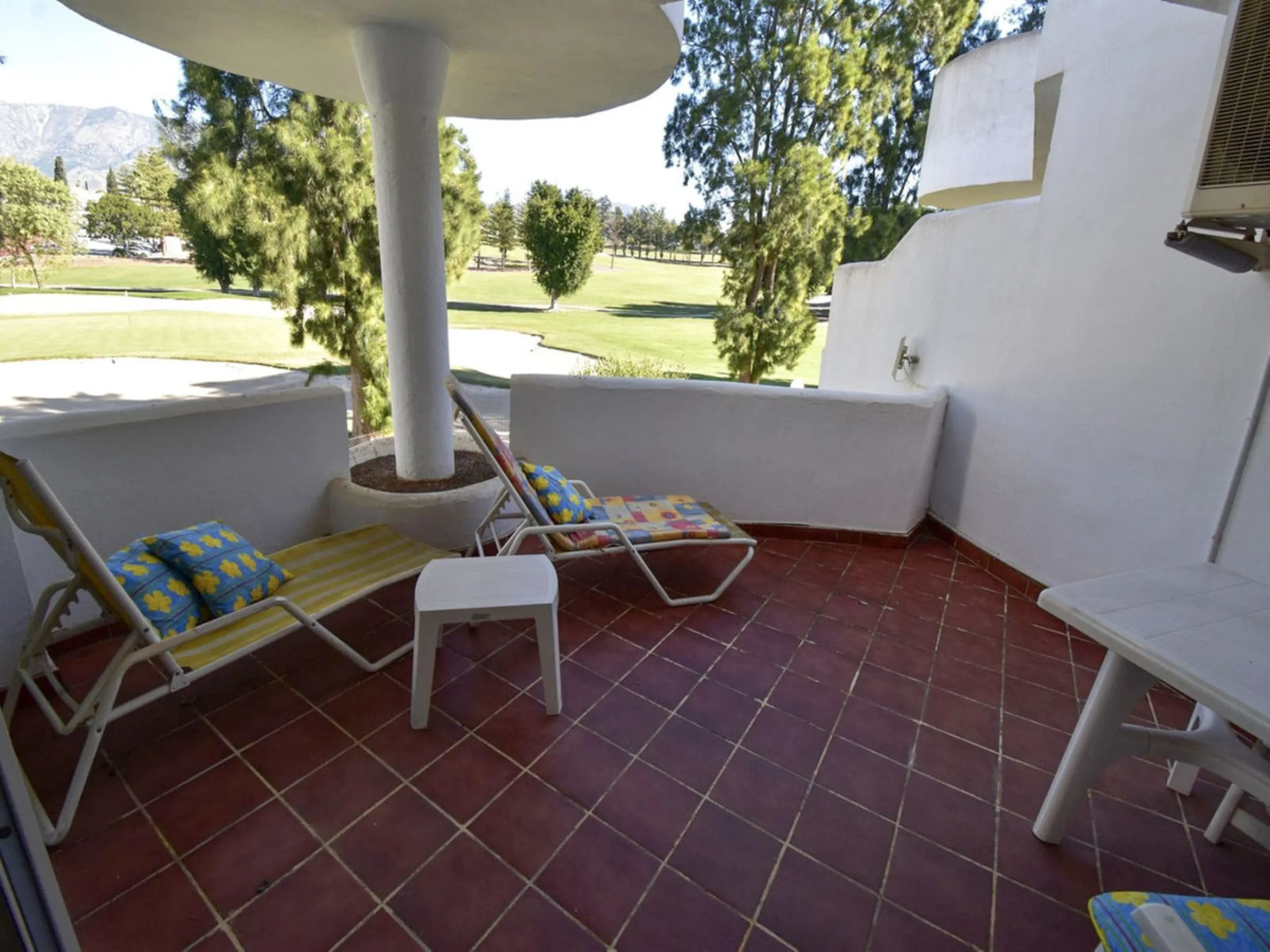 Beautifully Spacious 2 bedroom, 2 bathroom frontline Golf Apartment! This great property enjoys 2 wonderdul terraces, one with the most amazing west facing panoramic golf views and the other, looking to the stunning communal pools and gardens.