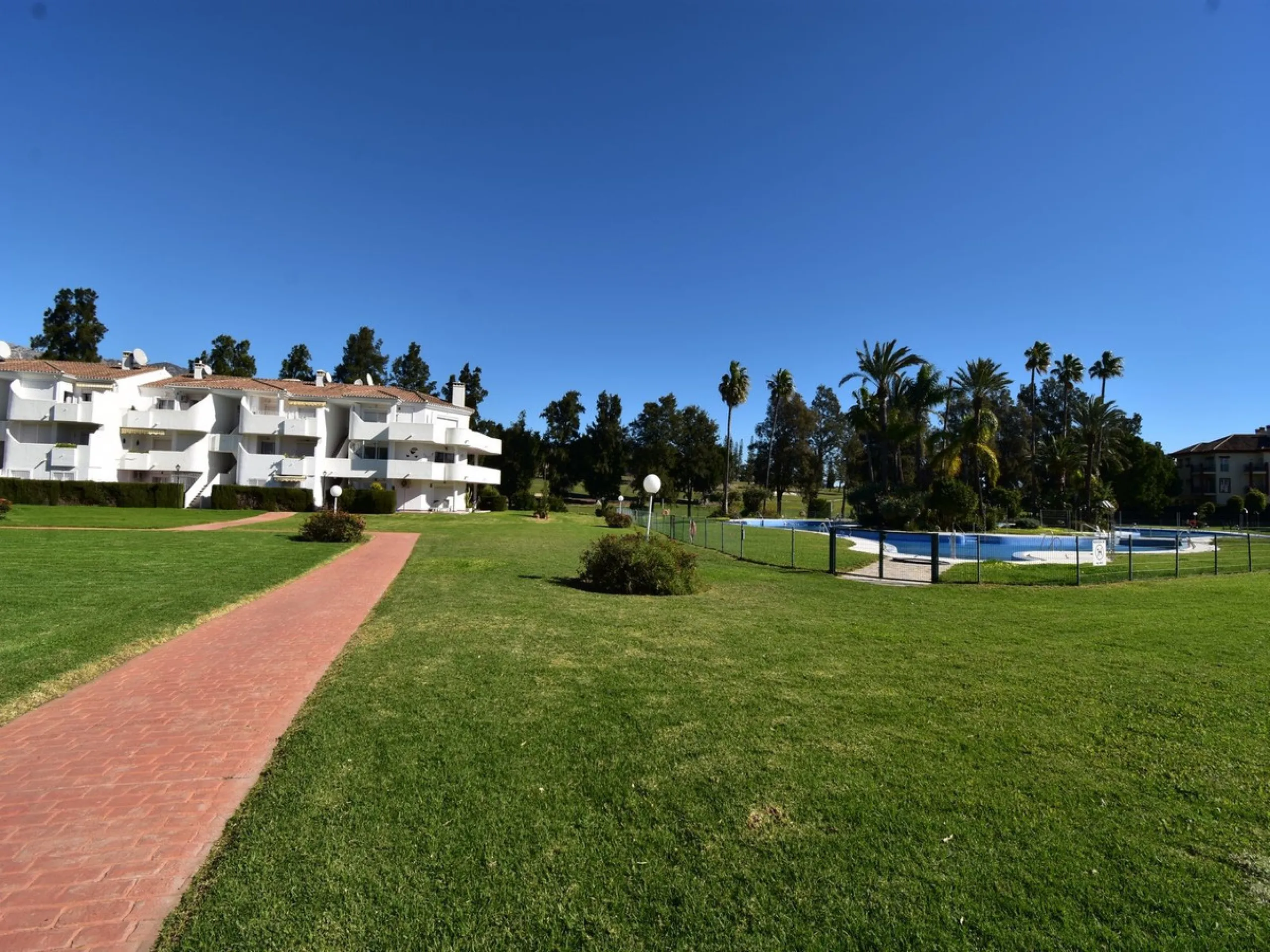 Beautifully Spacious 2 bedroom, 2 bathroom frontline Golf Apartment! This great property enjoys 2 wonderdul terraces, one with the most amazing west facing panoramic golf views and the other, looking to the stunning communal pools and gardens.